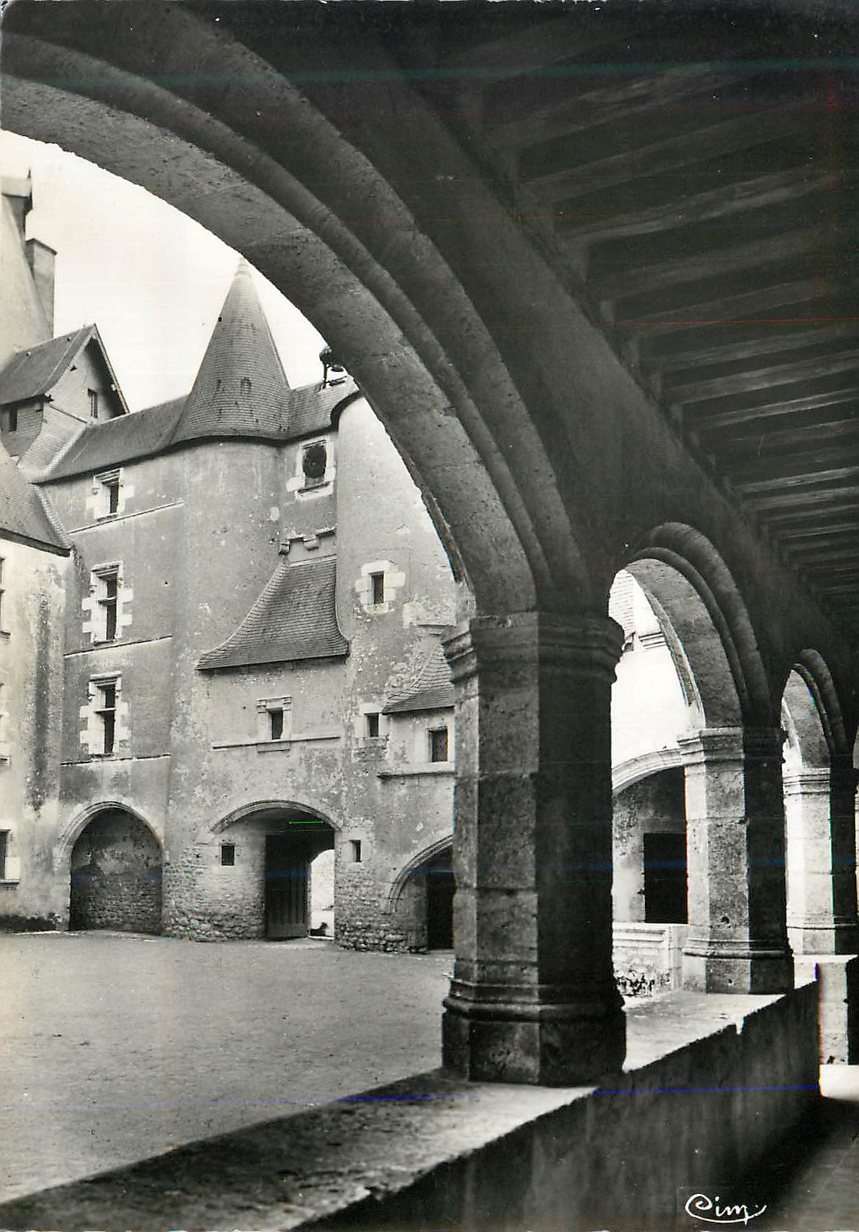 Cour intérieure du château de Château-Gaillard — vue sous les arcades — éditeur Cim