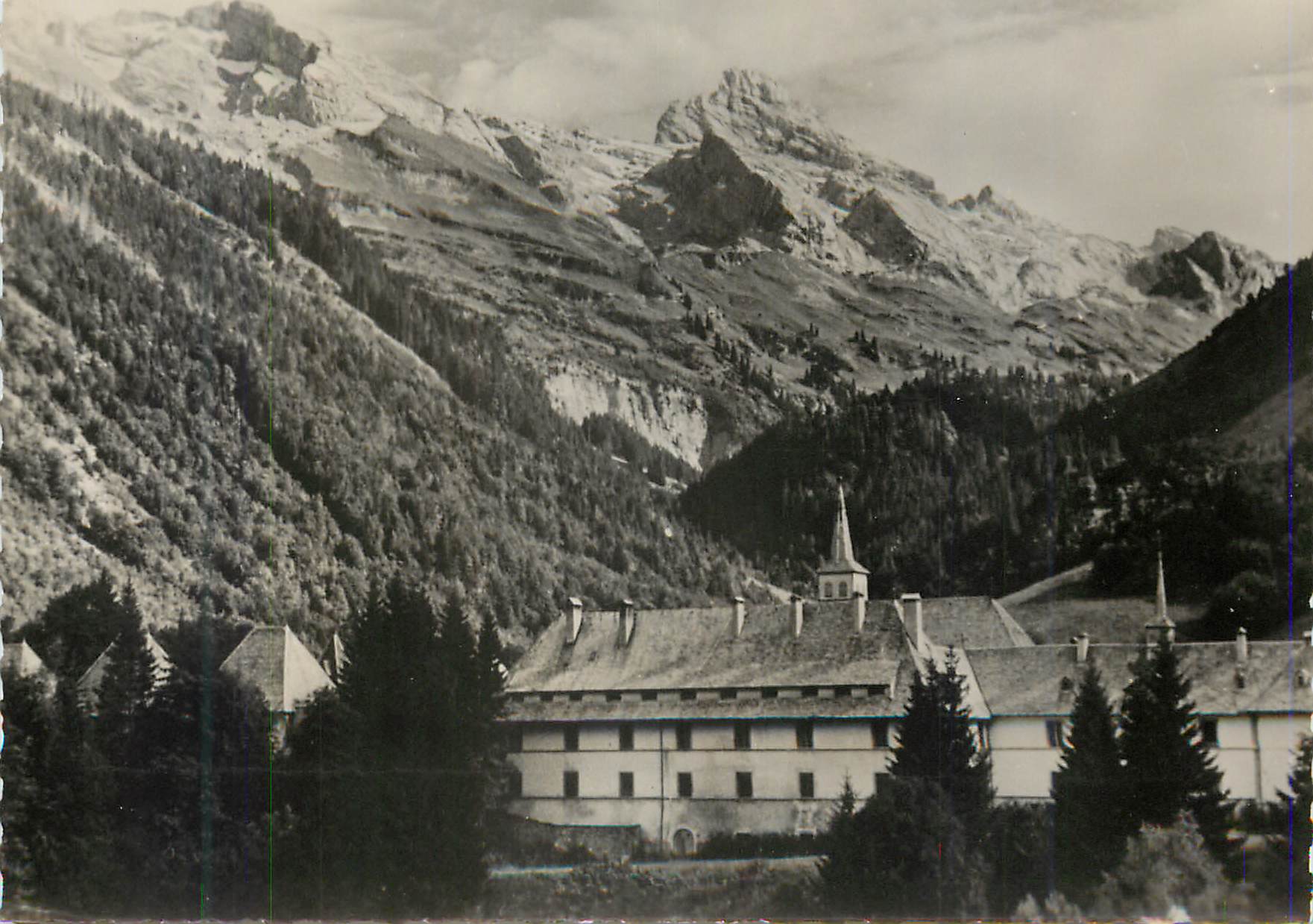 CPM Carmel du Reposoir (Haute Savoie) Le Monastere et la Chaine des Aravis