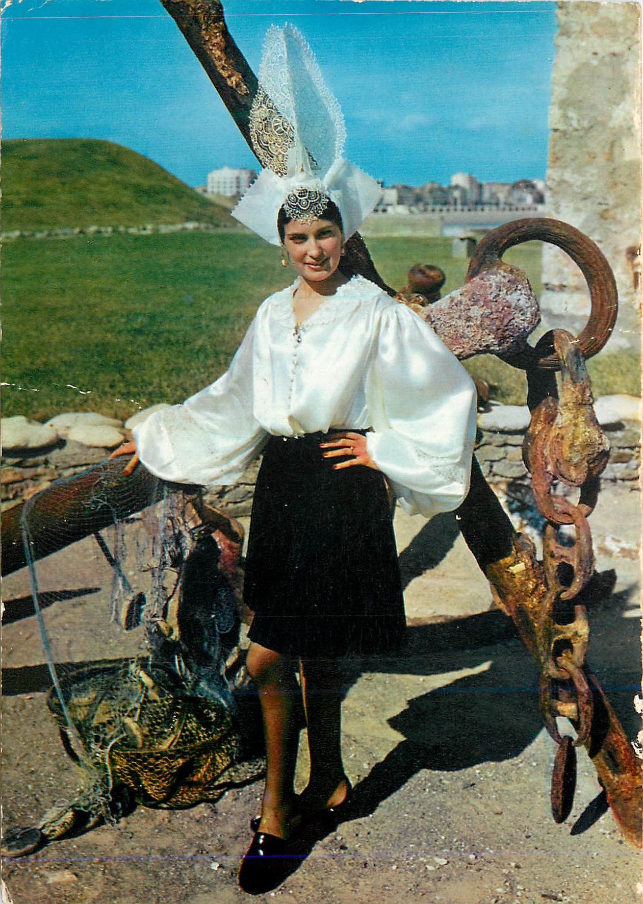 CPM La Vendee Costumes Sablais Folklore de France Jeune Fille en Costume du Pays Folklore