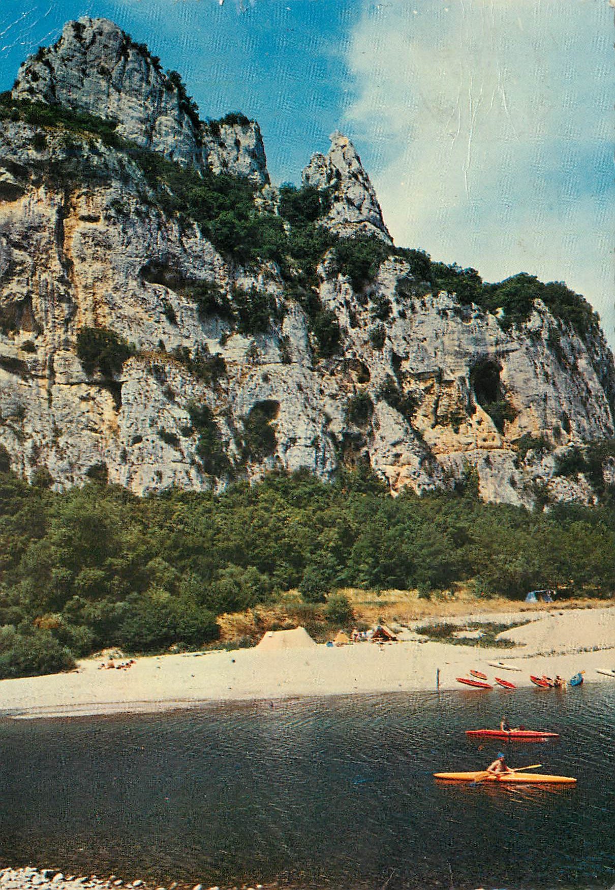 CPM Les Gorges de l'Ardeche Canoes sur la Riviere au pied du Rocher Charlemagne pres du Pont d'Arc