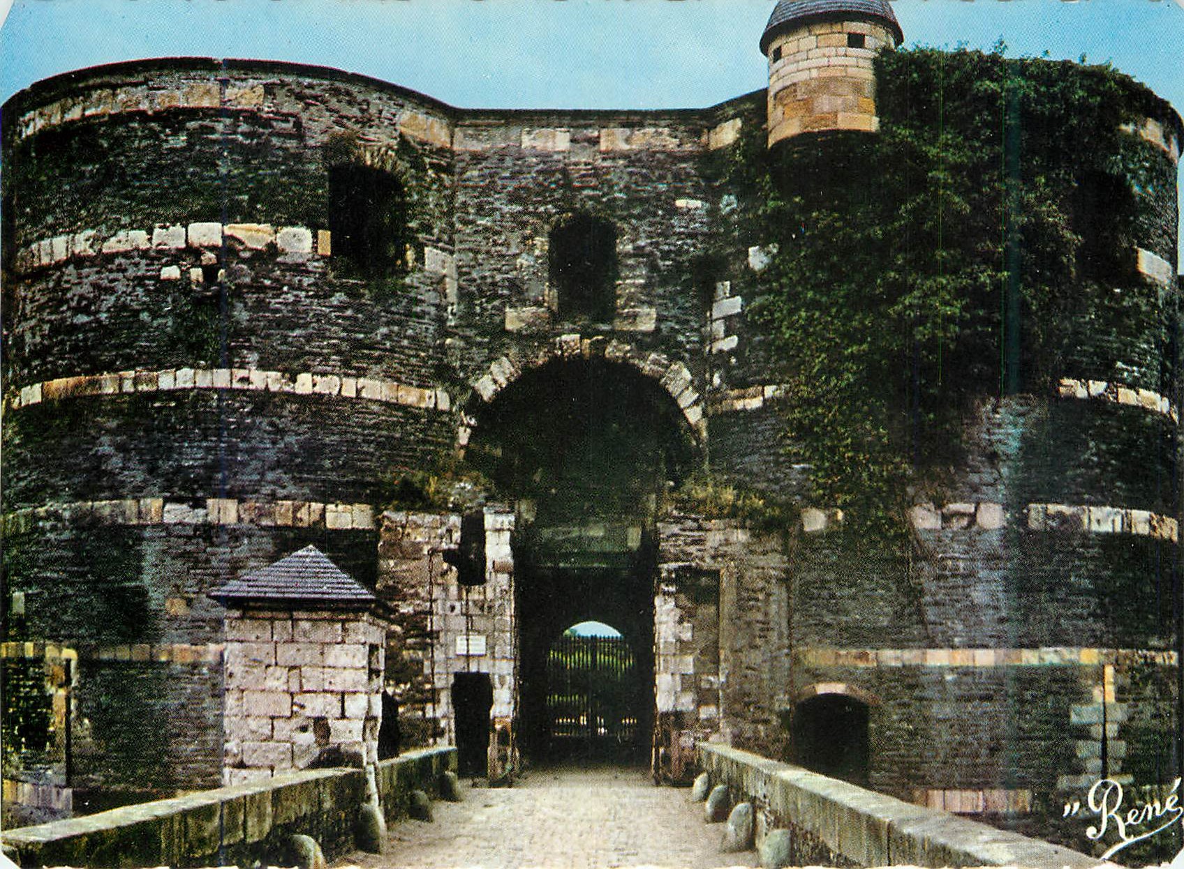 CPM Angers (M et L) Le Chateau Poterne d'Entree Porte Nord