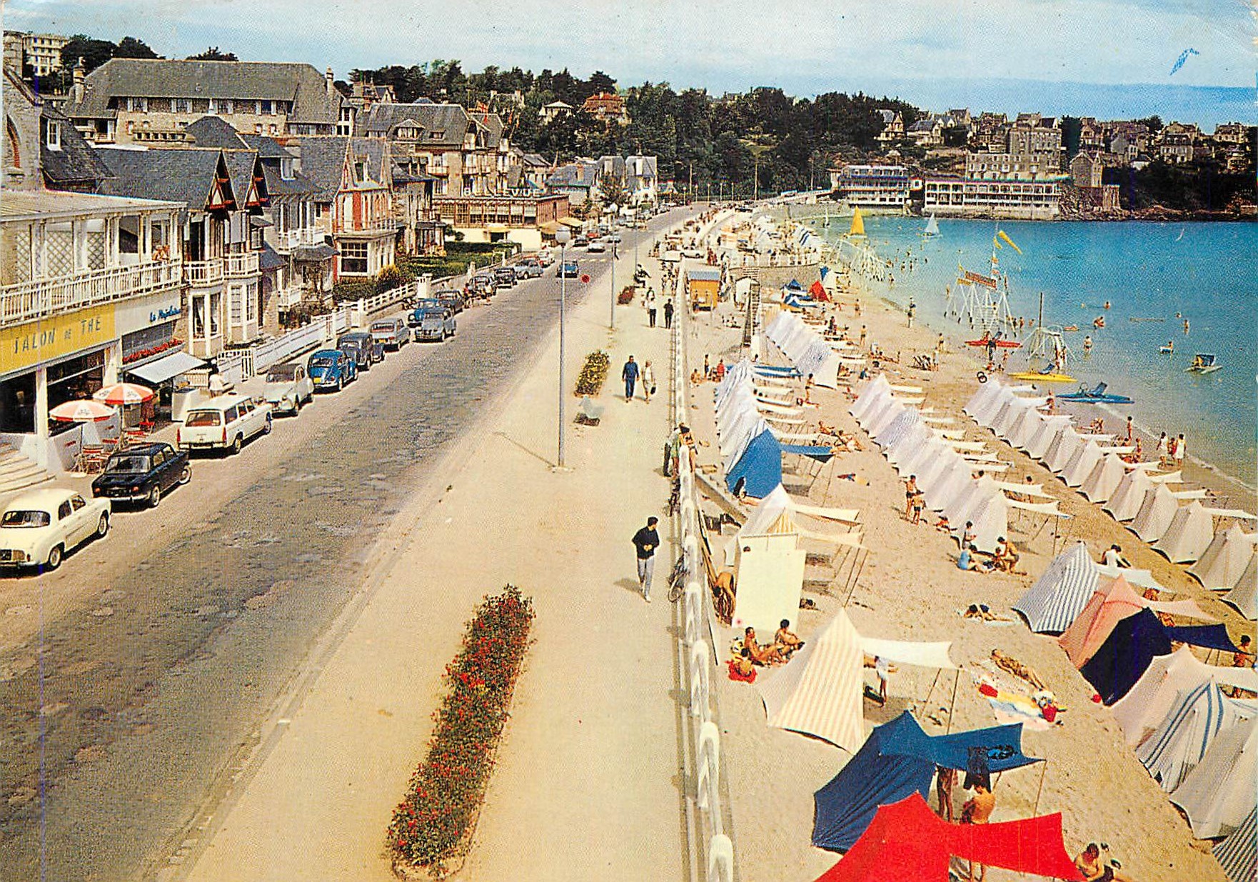 CPM Saint Cast (C du N) Boulevard de la Mer et la Plage