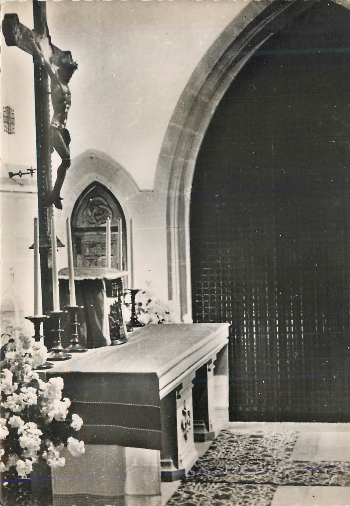 CPM Carmel du Reposoir (Haute Savoie) L'Eglise Autel et Eglise des Moniales Christ
