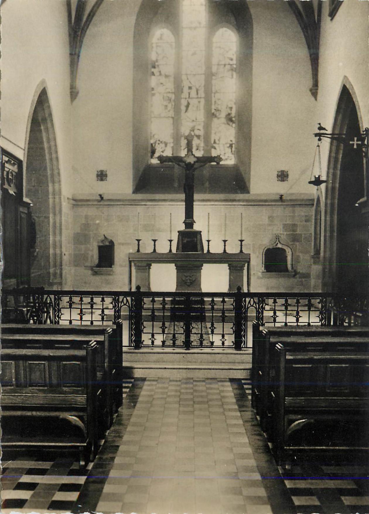 Intérieur d'une église gothique — vitraux et autel — éditeur non visible
