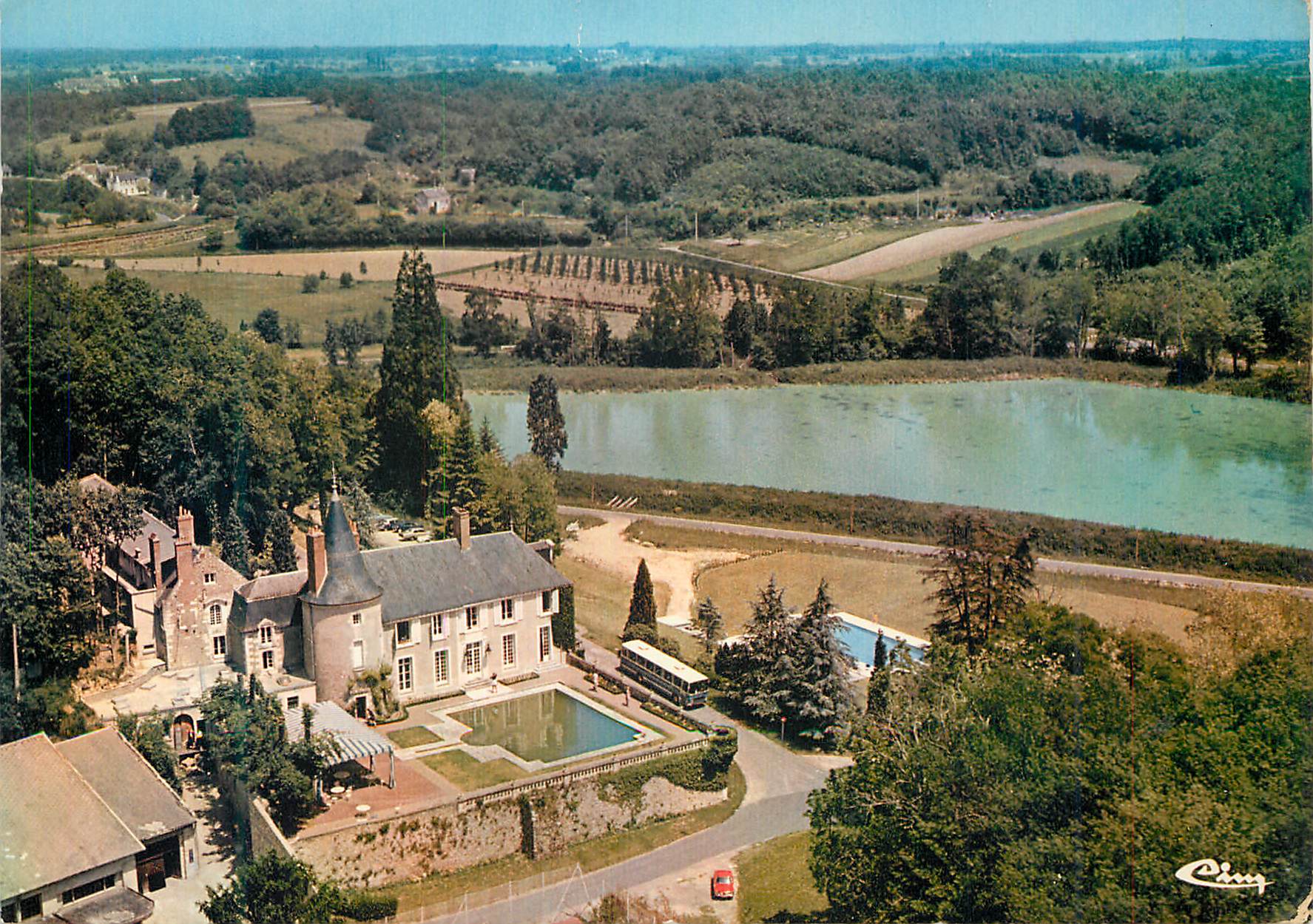 CPM Luynes (I et L) Chateau Hotel de Beauvois Parc de 140 ha Piscine Chauffee Tennis Ball Trap Vue aerienne