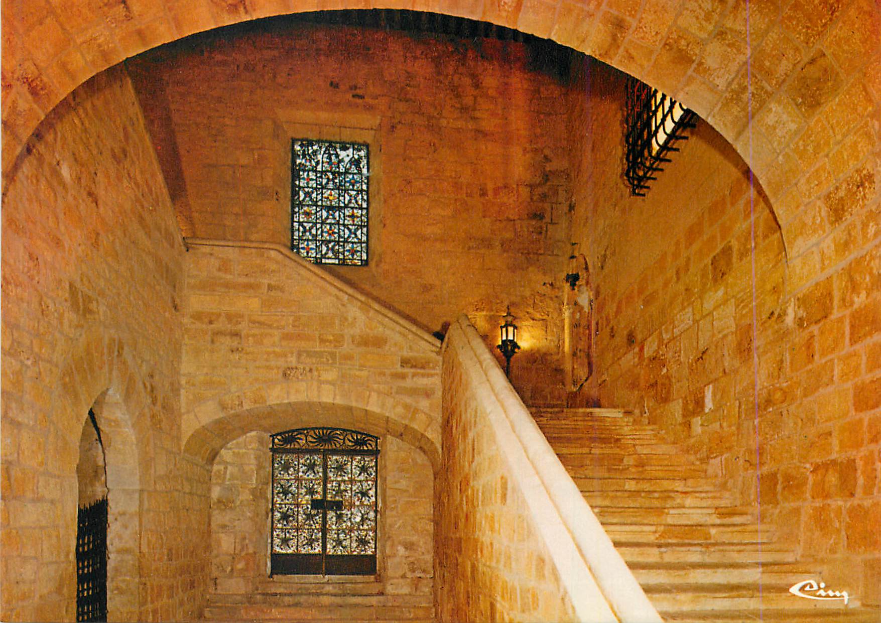 Intérieur d'un bâtiment historique — escalier sous arcade — Cing