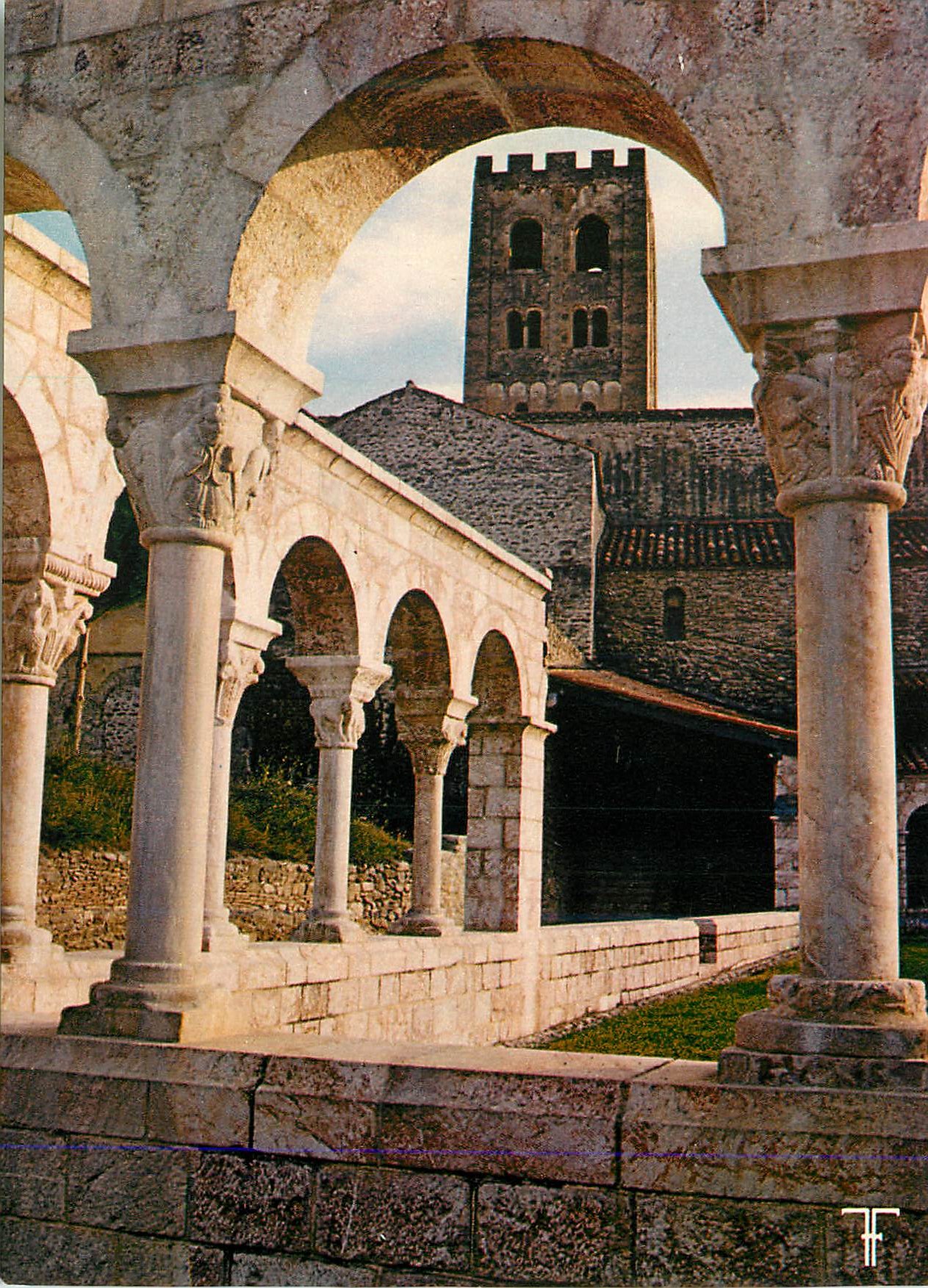 CPM Conflent Abbaye de St Michel de Cuxa (du IXe au XIe S) Le Clocher vu du Cloitre de Marbre Rose