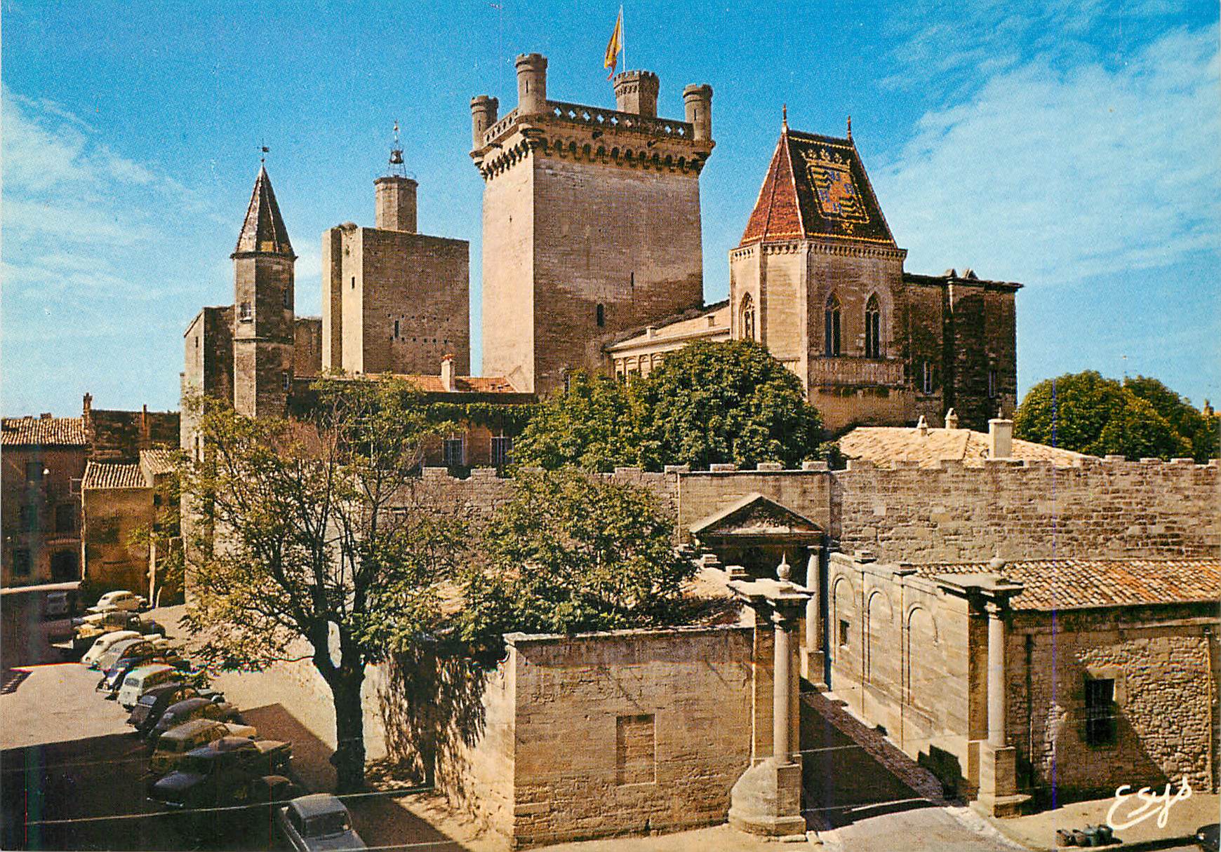 CPM Uzes (Gard) 1er Duche de France Batiment de la Vicomte Tour de L'Horloge Donjon dit Tour Bermonde Construit par Berm
