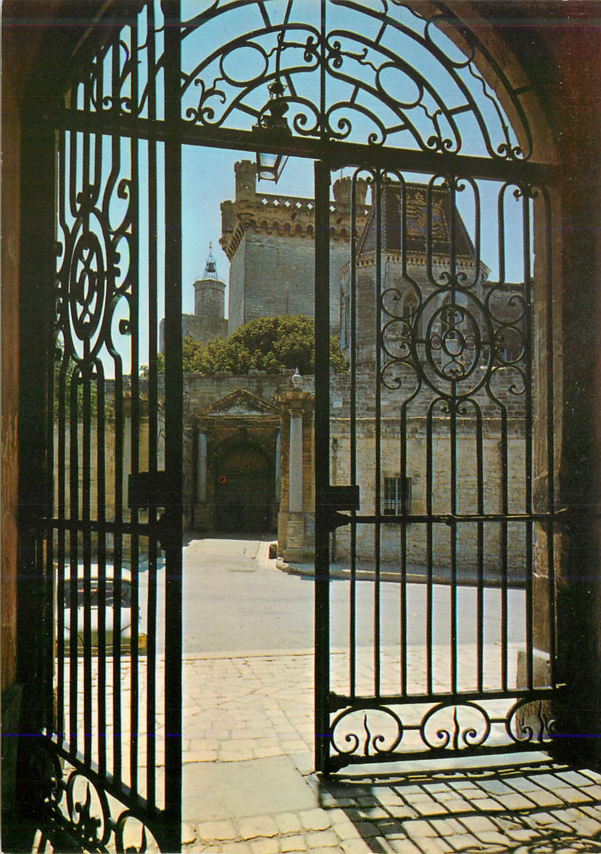 CPM Uzes (Gard) 1er Duche de France Residence des Ducs d'Uzes depuis 10 Siecles L'Entree du Duche