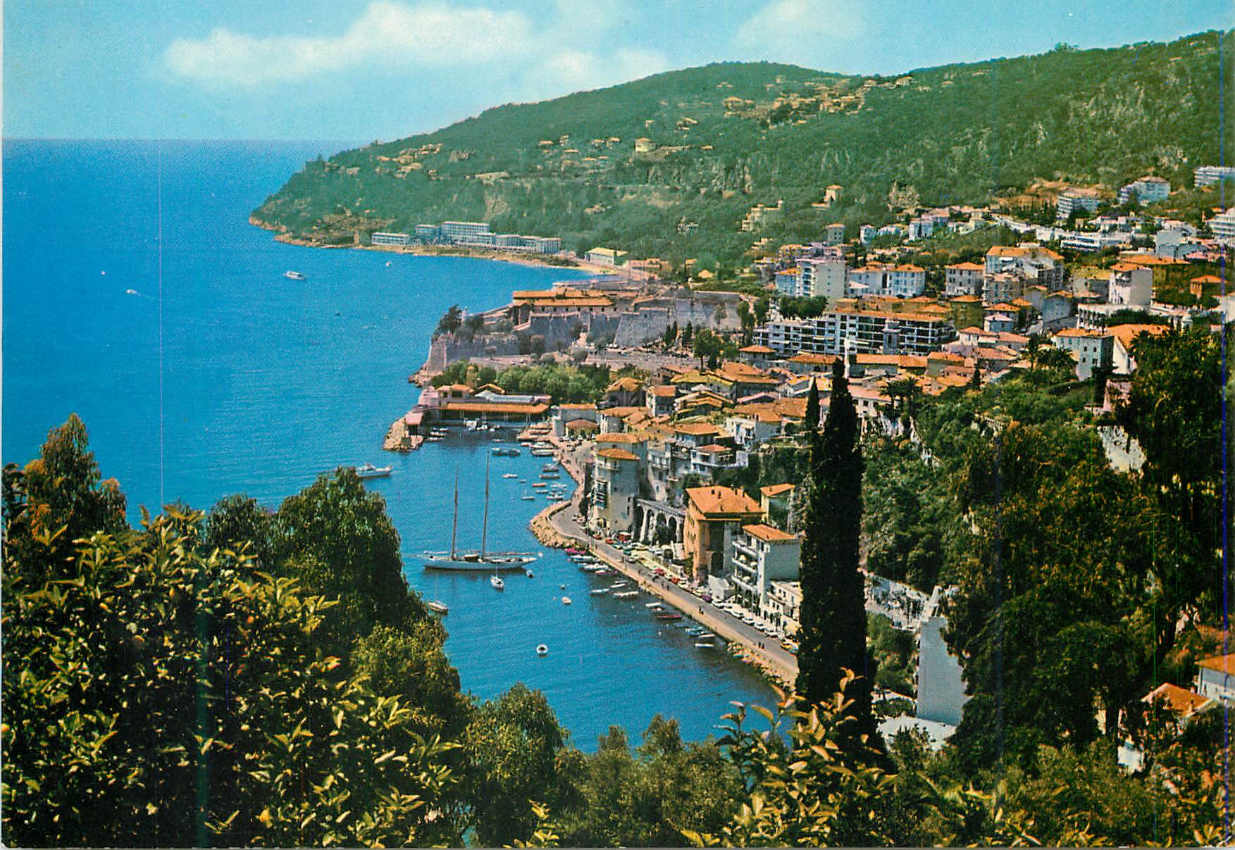 CPM Villefranche sur Mer Cote d'Azur Vue Generale au Fond Le Mont Boron