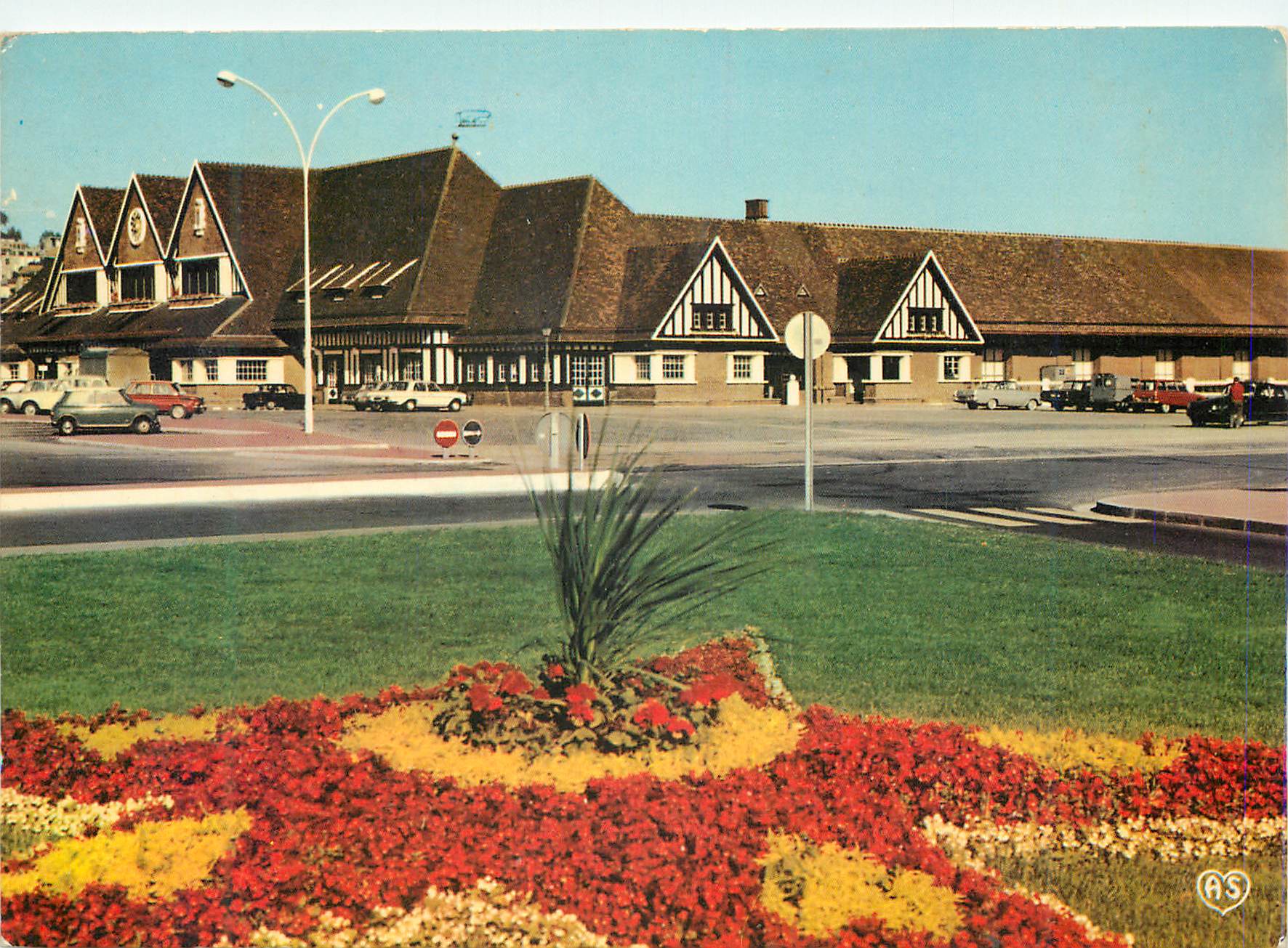 CPM Trouville Deauville (Calvados) La Cote Fleurie La Gare et les Jardins