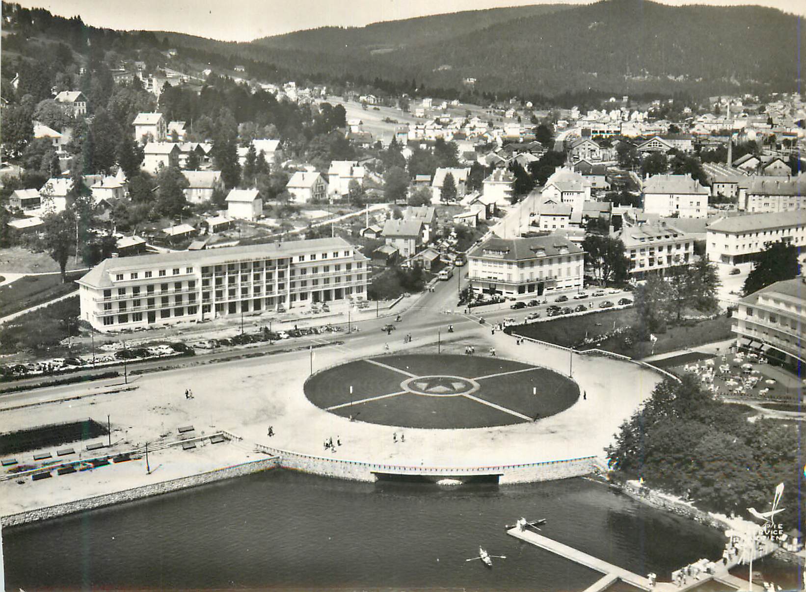 Vue aérienne de la place centrale avec rond-point et lac — Éditeur : Pile Vice, n° 147