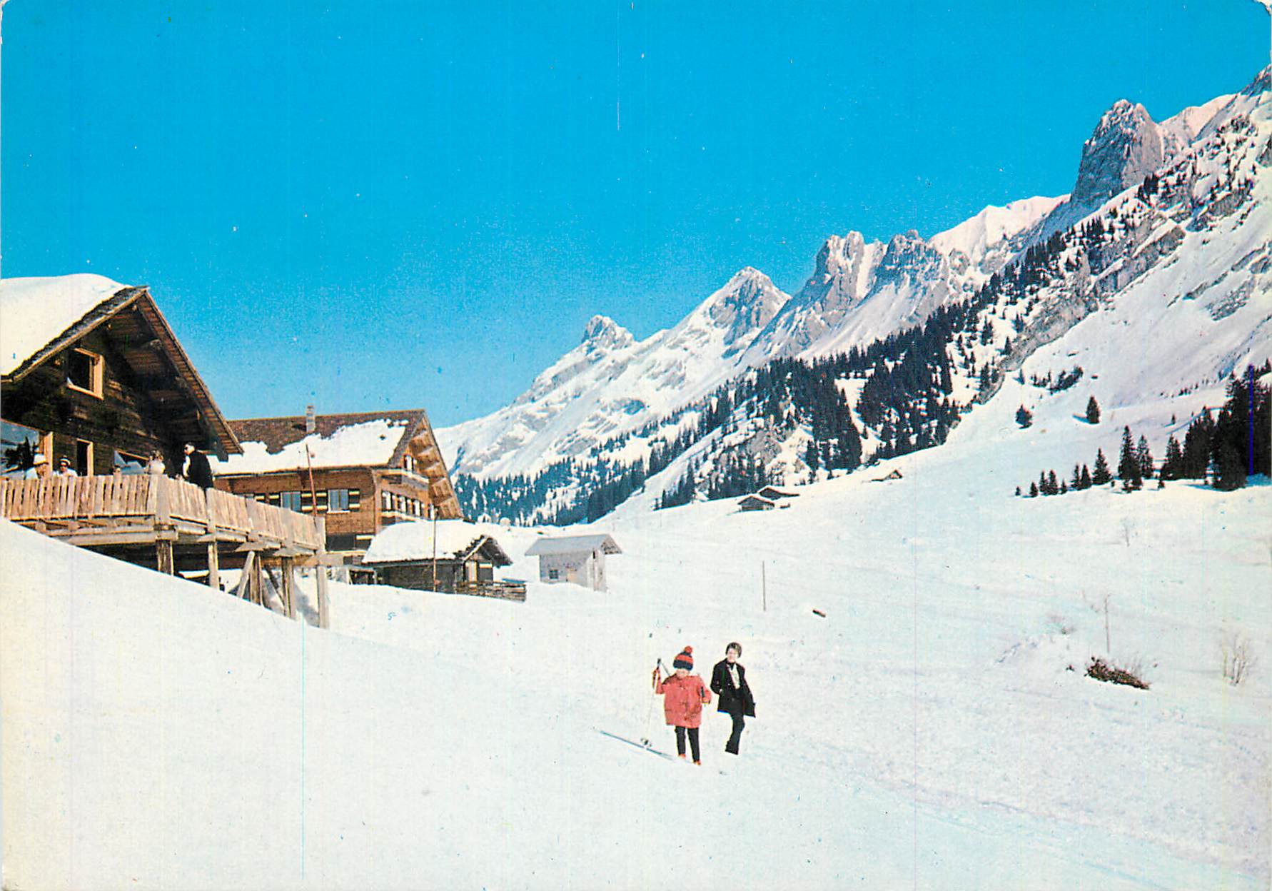 Ski dans les Alpes — vue de chalets enneigés — éditeur non visible