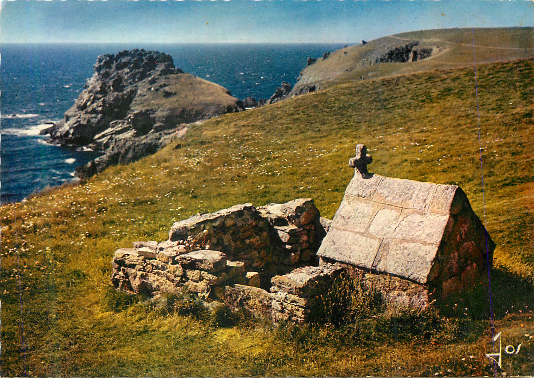 Ruines de chapelle côtière — croix et falaise — éditeur Jos