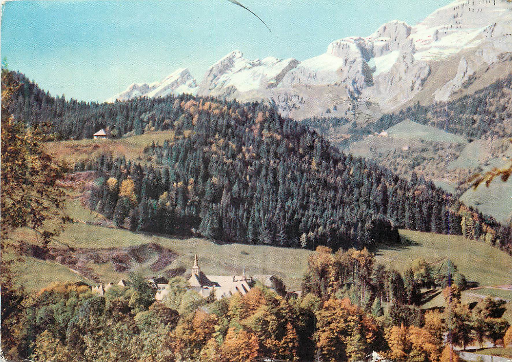 Village alpin au pied des montagnes enneigées — éditeur non visible