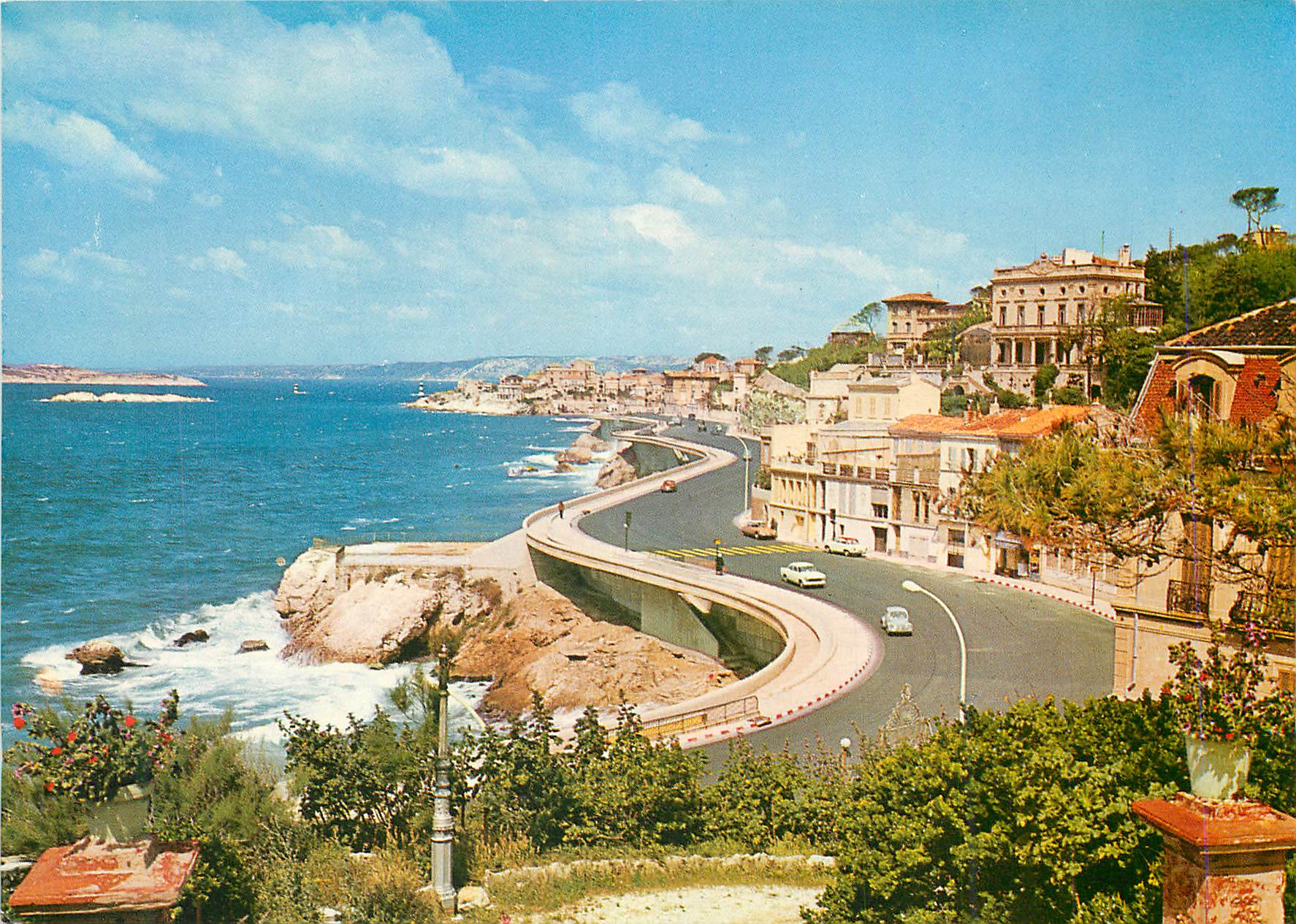 CPM Marseille Le Carrefour du Monde Promenade de la Corniche