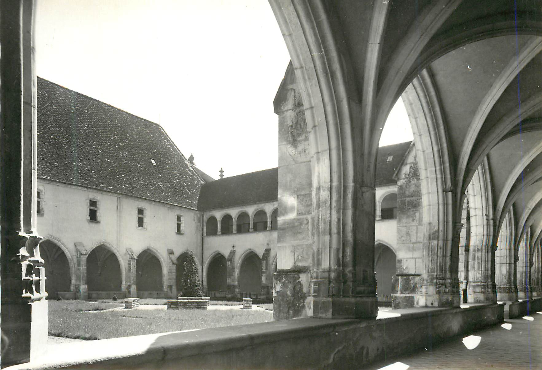 CPM Bourg en Bresse Ancien Monastere de Brou Musee de l'Ain Le Grand Cloitre (debut XVIe S)