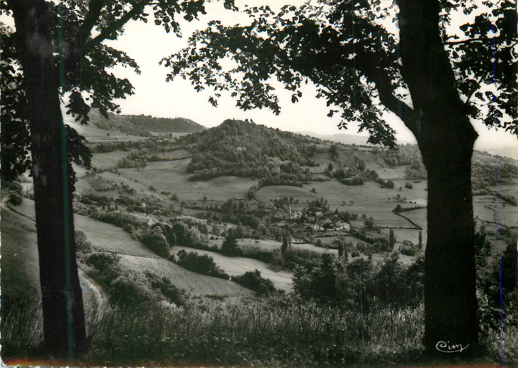 Vue panoramique de campagne — vue encadrée par deux arbres — Cimy