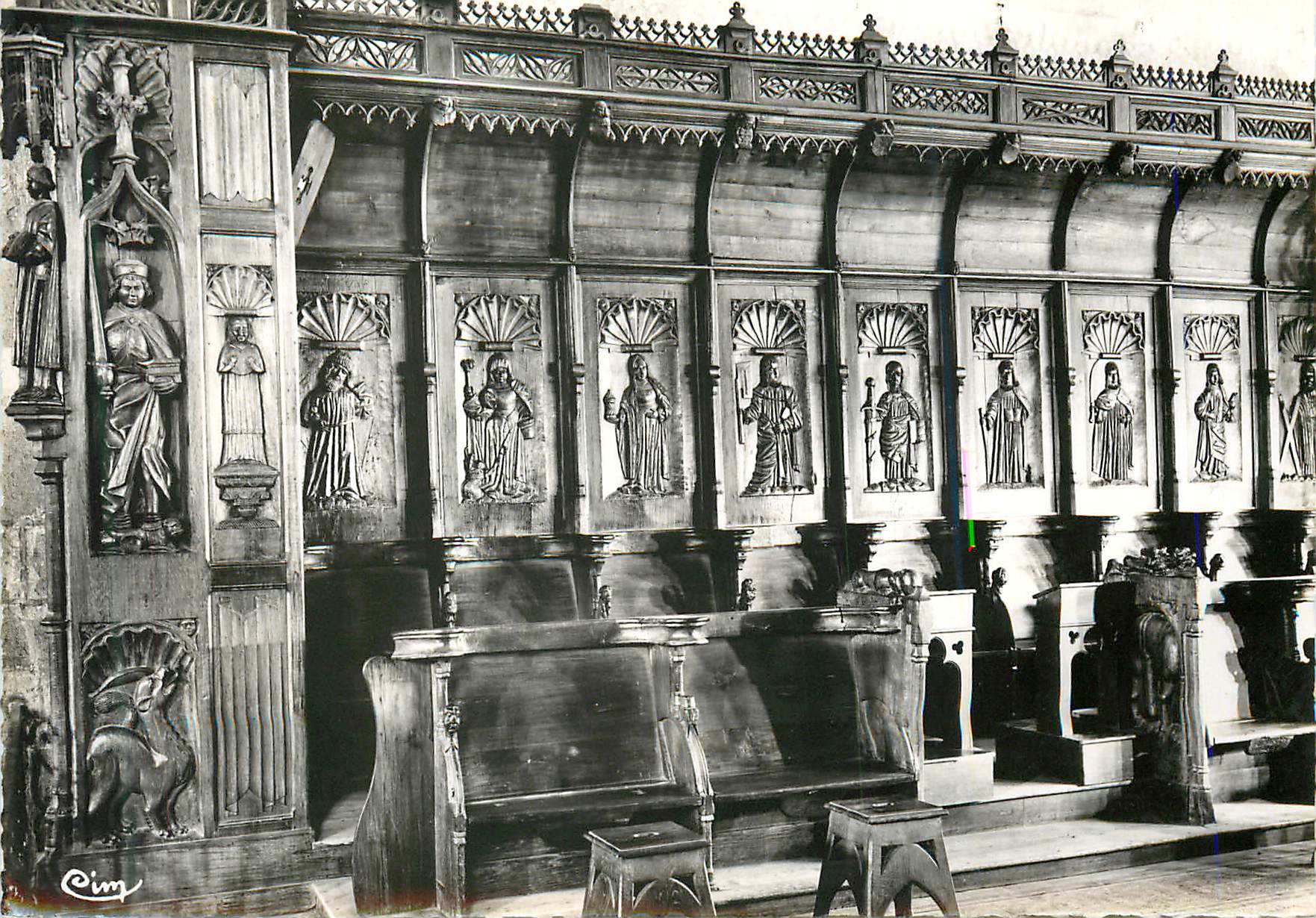 Intérieur d'une église — retable en bois sculpté — Cim