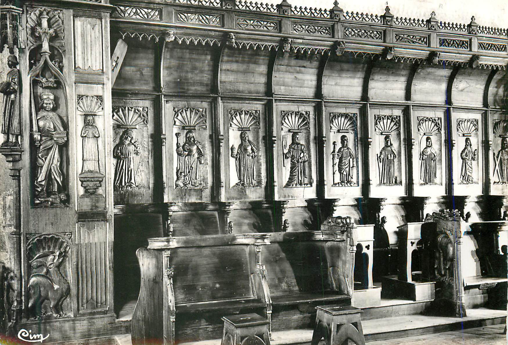Intérieur d'une église — retable en bois sculpté — éditeur Cim