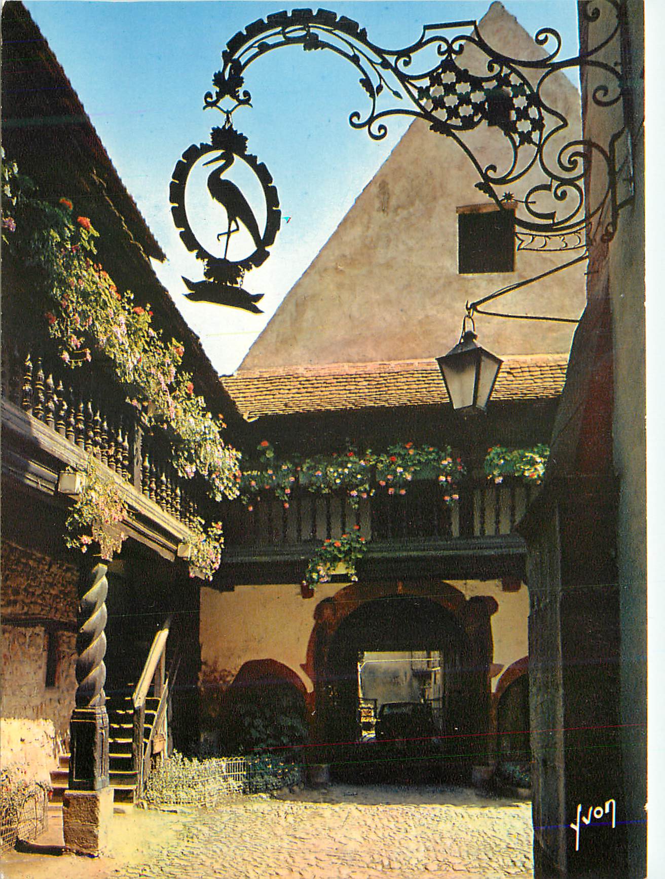 CPM Riquewihr (Haut Rhin) L'Alsace Couleurs et Lumiere de France Cour des Cigognes