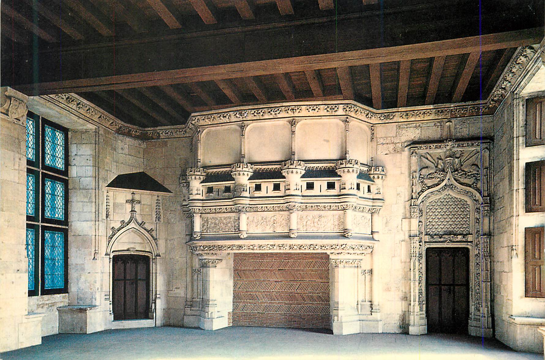 Intérieur du château de Chambord — salle à l'architecture gothique — éditeur non visible