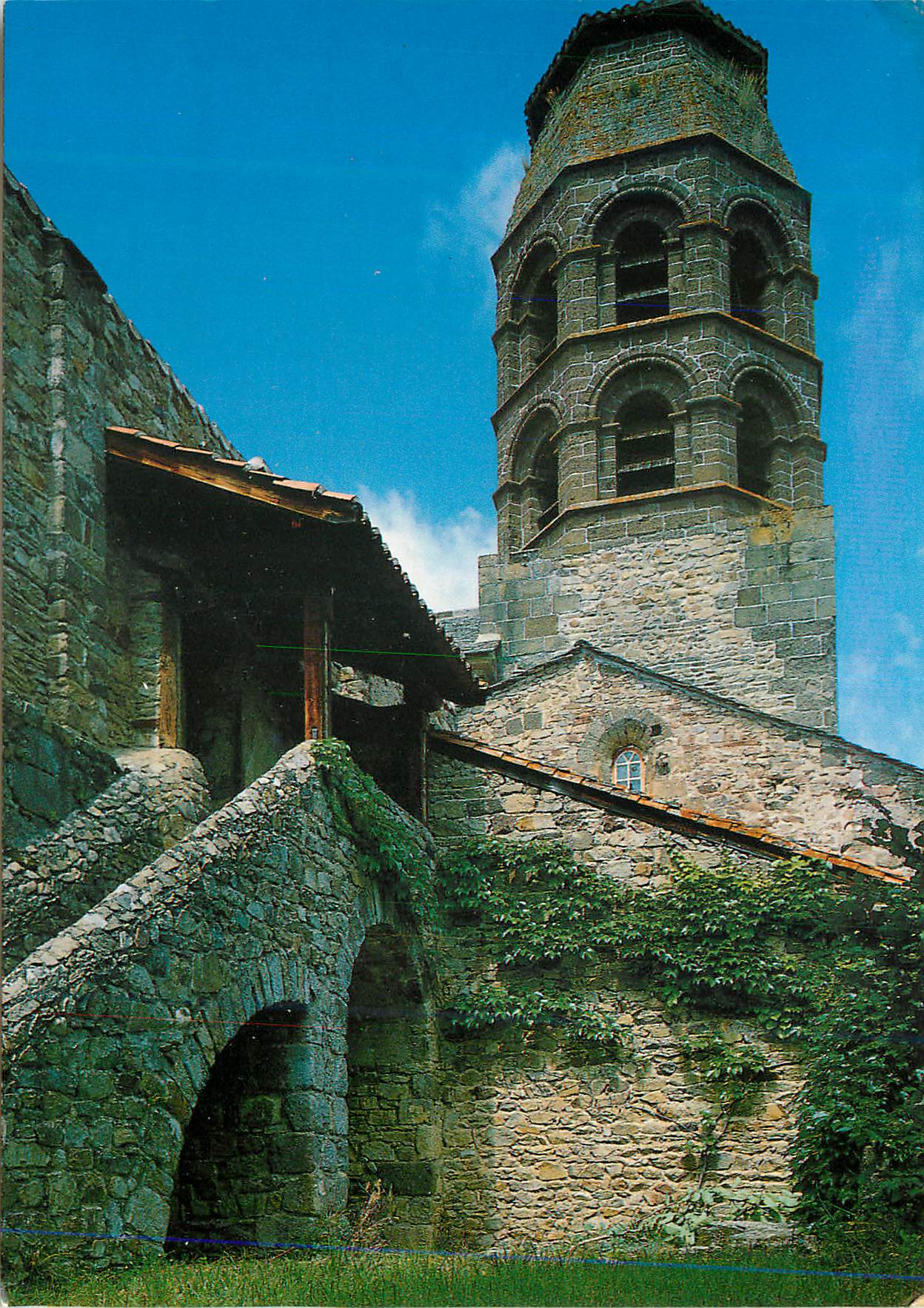 CPM Abbaye de Lavaudieu Pres Brioude Hte Loire Alt 450m Clocher Octogonal de l'Eglise