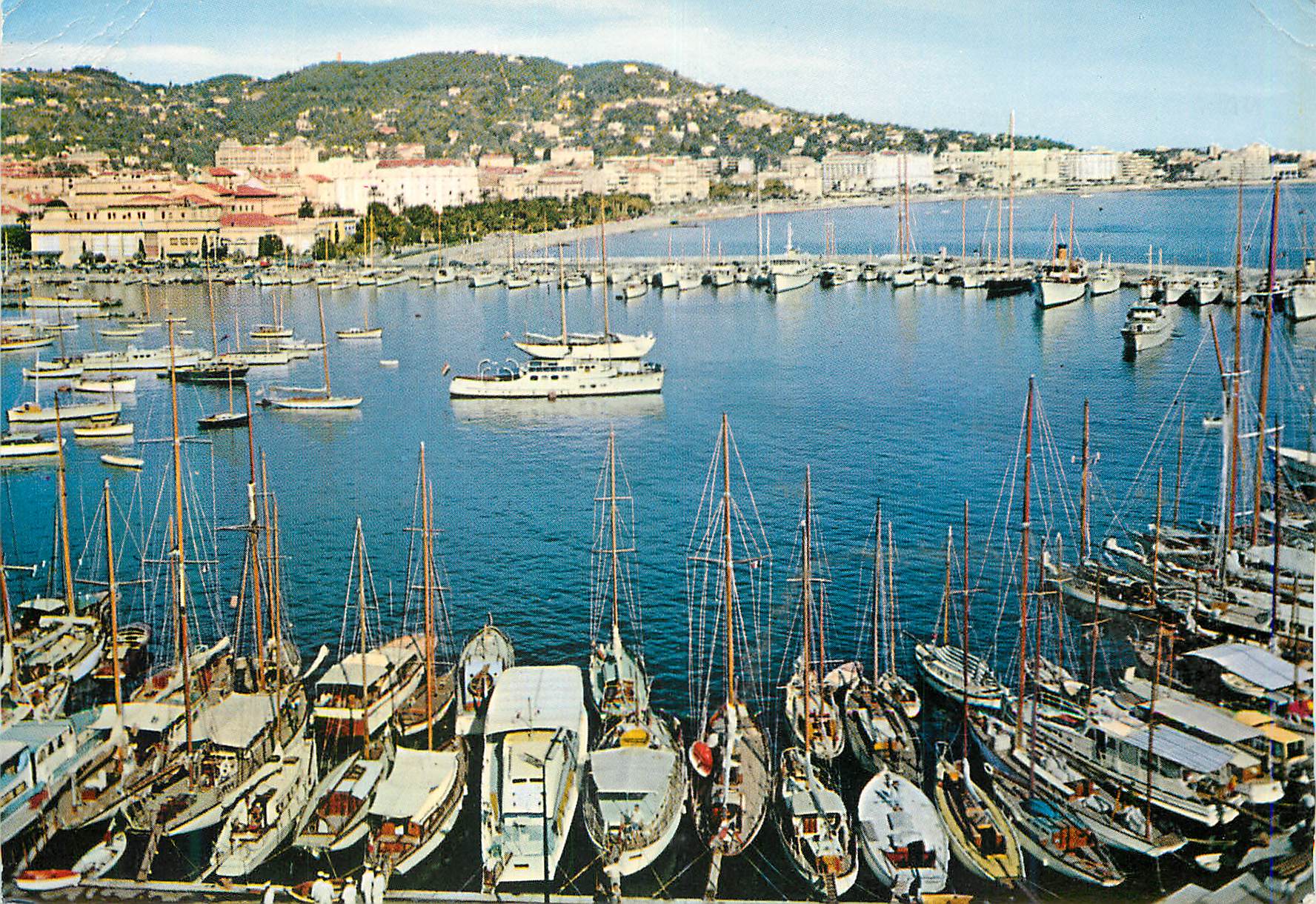 CPM Cannes un Coin du Port dans le Fond la Promenade de la Croisette Bateaux