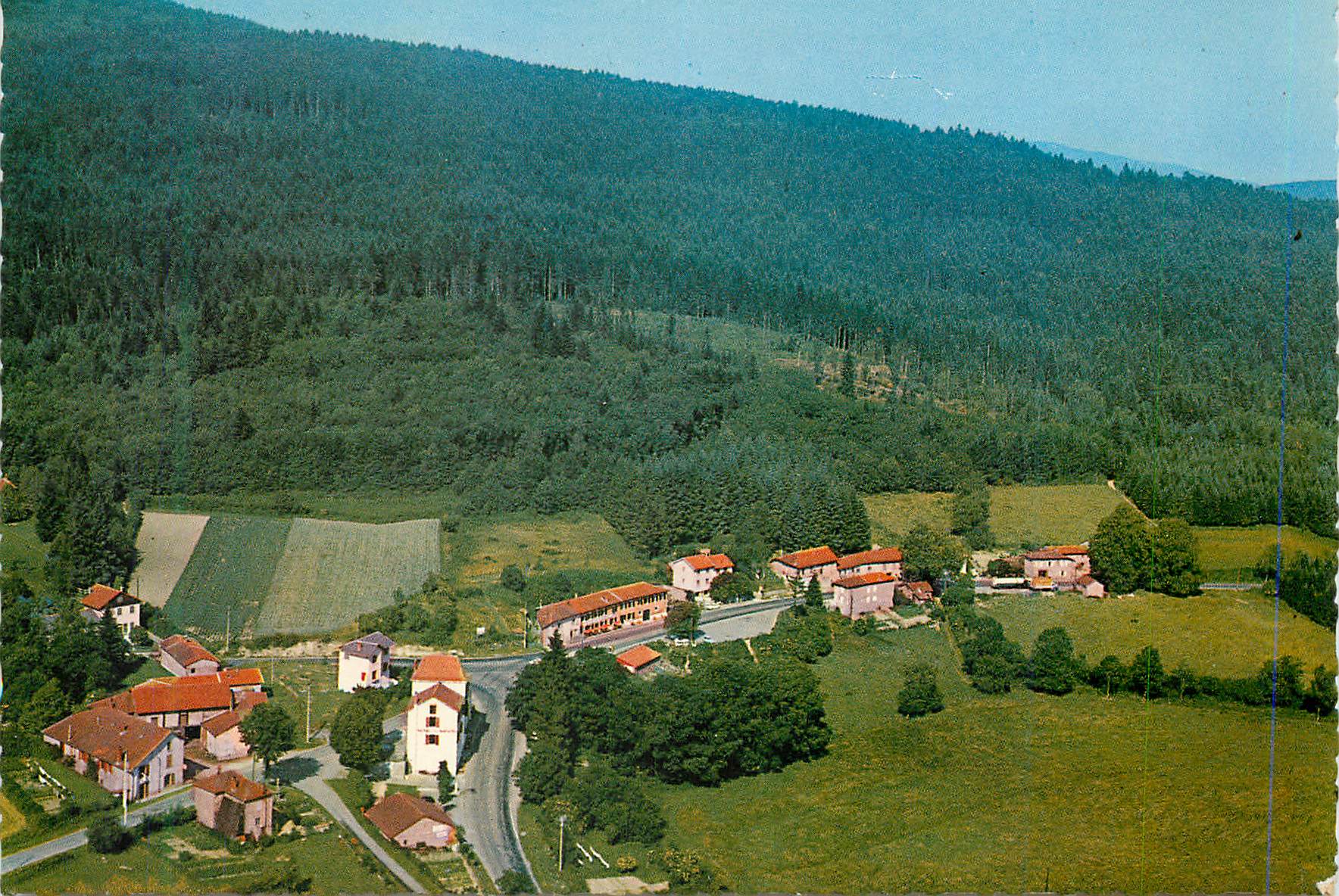 Village en montagne — forêt dense en arrière-plan — éditeur non identifiable
