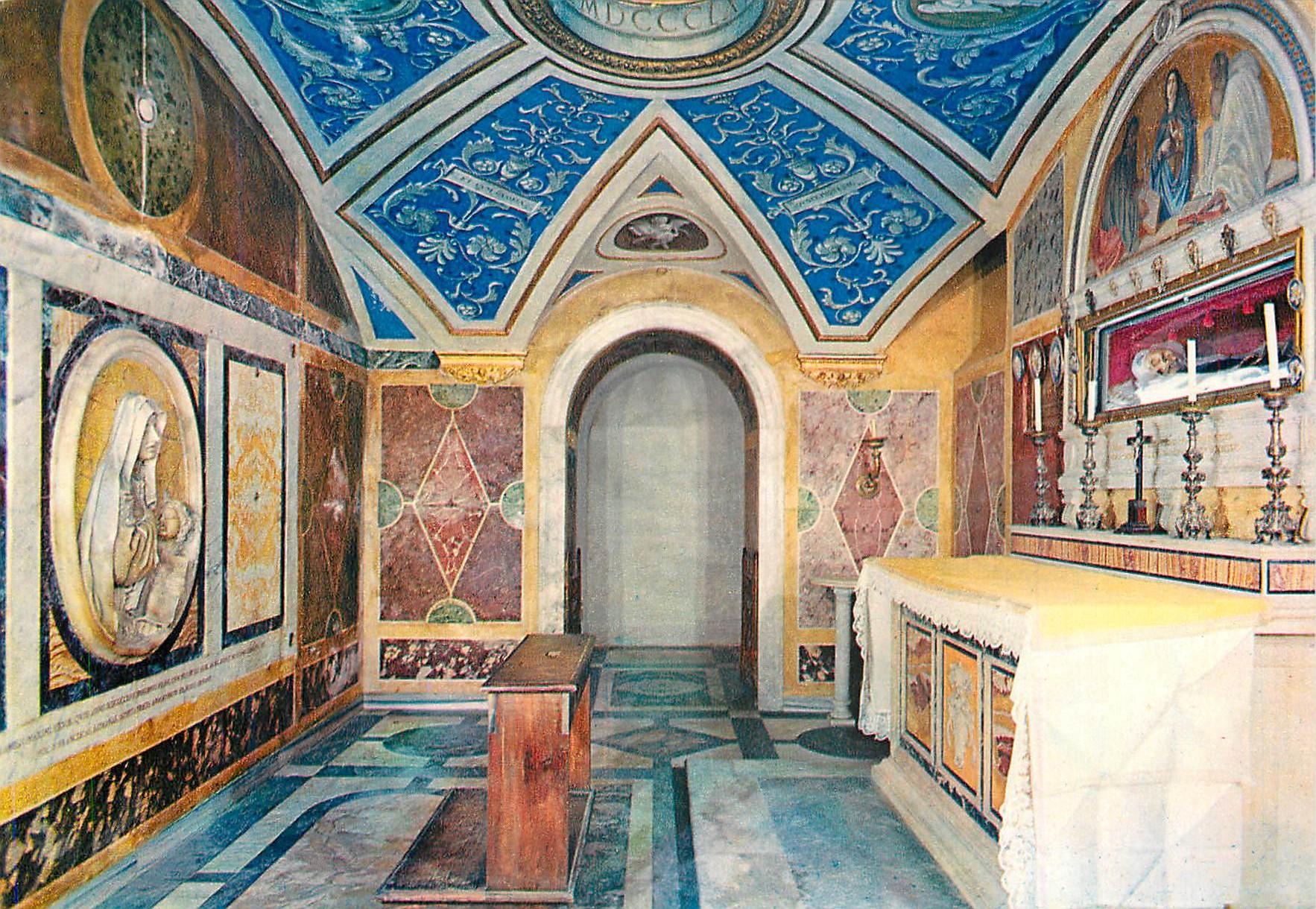 CPM Roma Basilica S Maria Nova (S Francesca Romana) Crypte avec l'urne de Ste Francoise Romaine