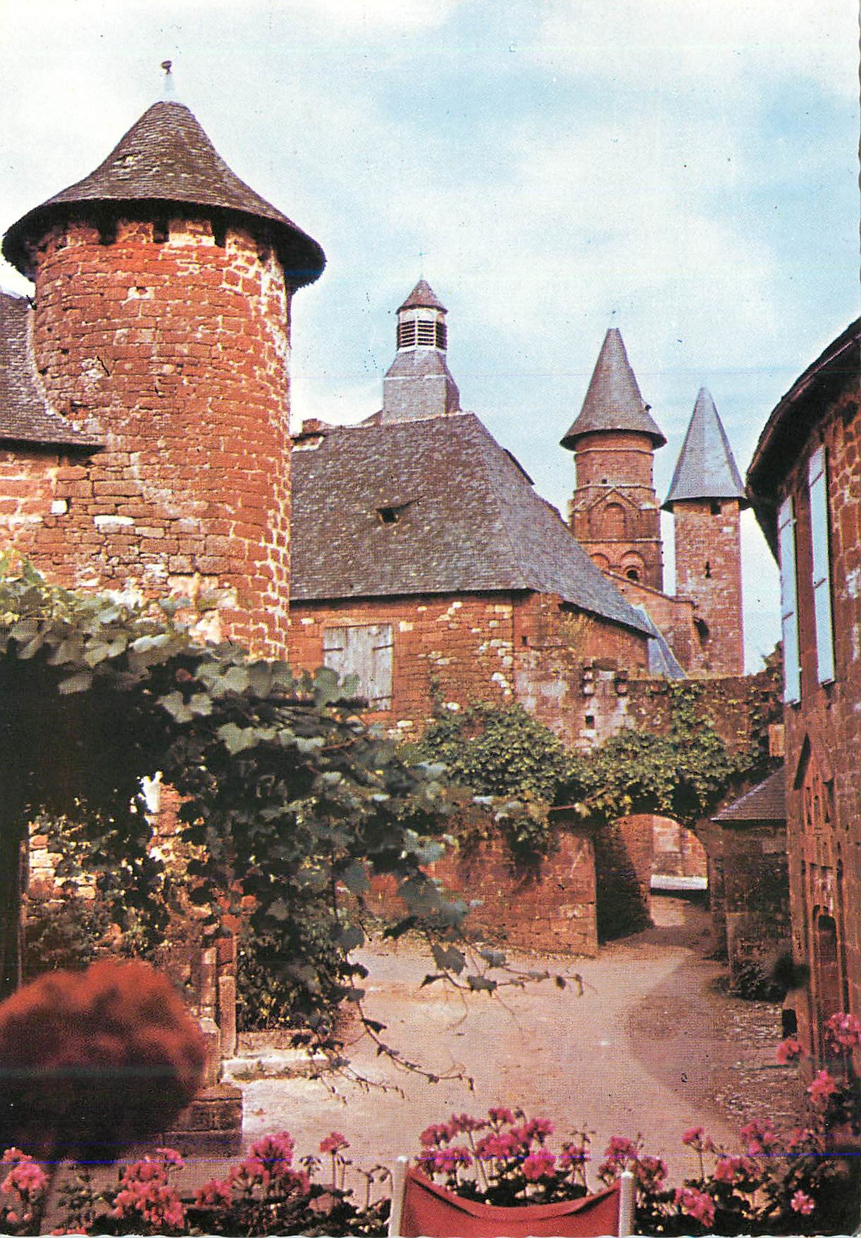 CPM En Bas Limousin Collonges la Rouge (Correze) La Porte Plate et les Tours de Boisseuil