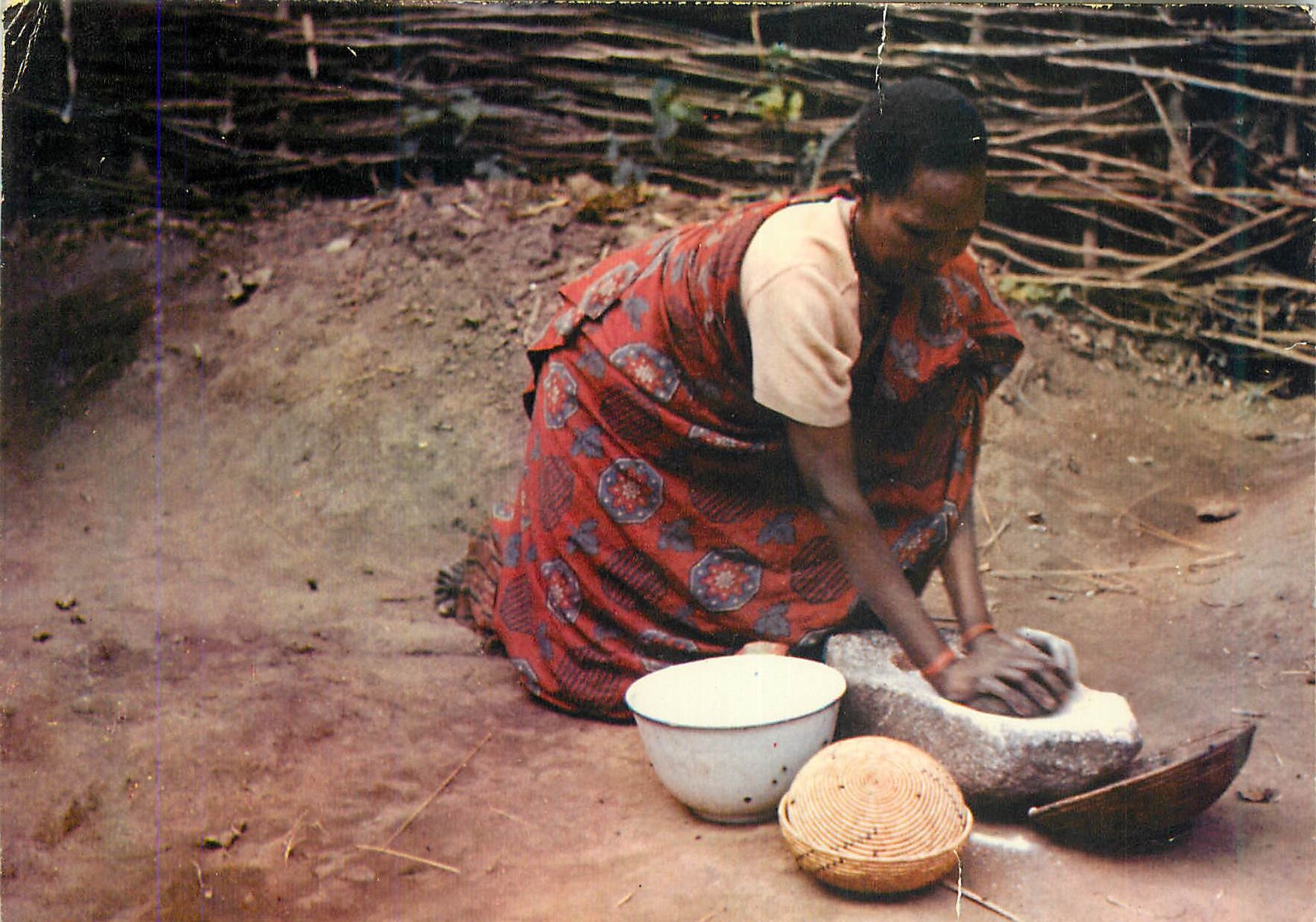 CPM Couleur du Burundi La Mouture du Sorgho Femme
