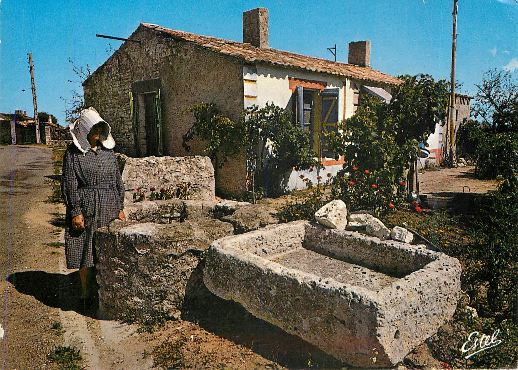 CPM La Cote Atlantique La Grand mere au Puits Folklore