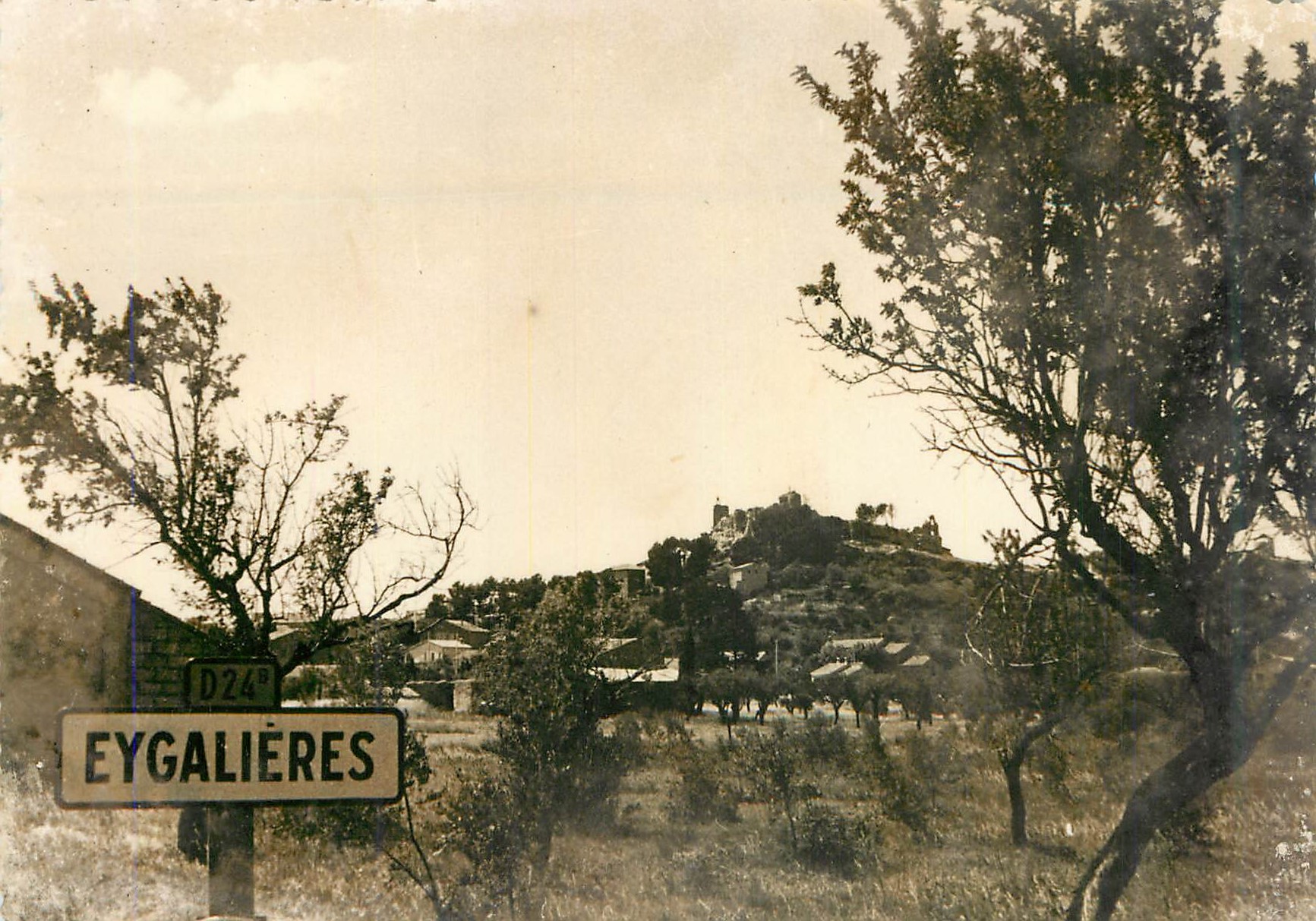 CPM Eygalieres en Provence La France Touristique Vue du Vieux