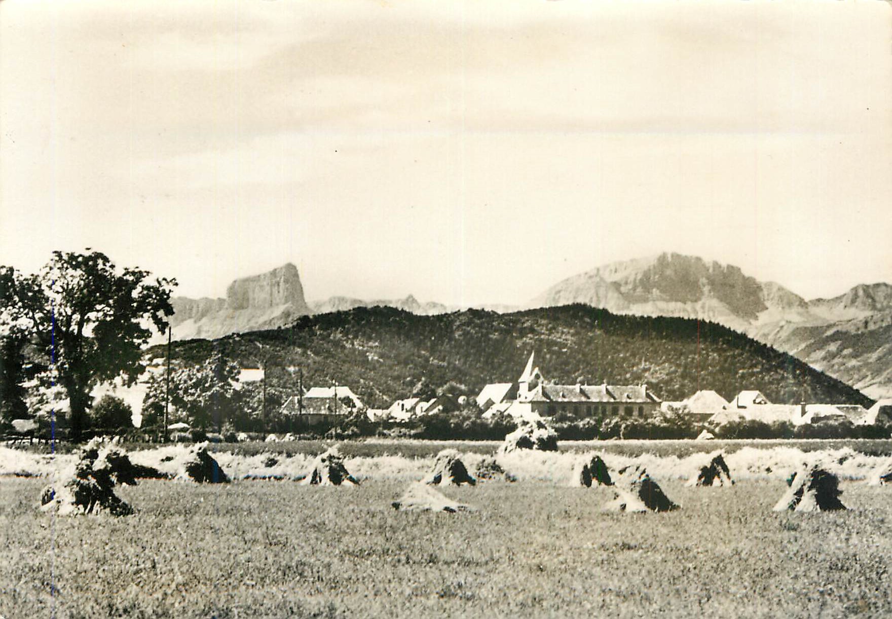 Village au pied des montagnes — vue panoramique — éditeur non identifiable