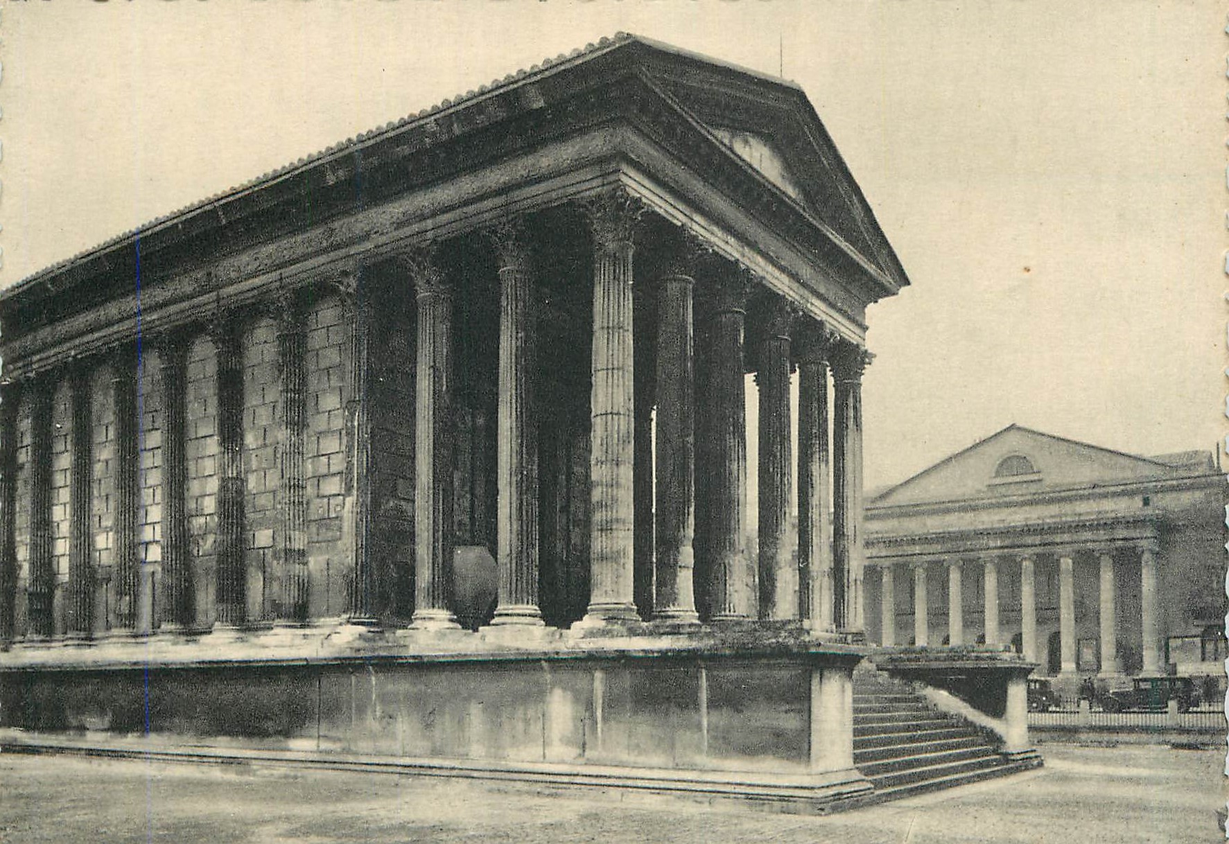 CPM Nimes (Gard) La Maison Carree (Monument Romain)