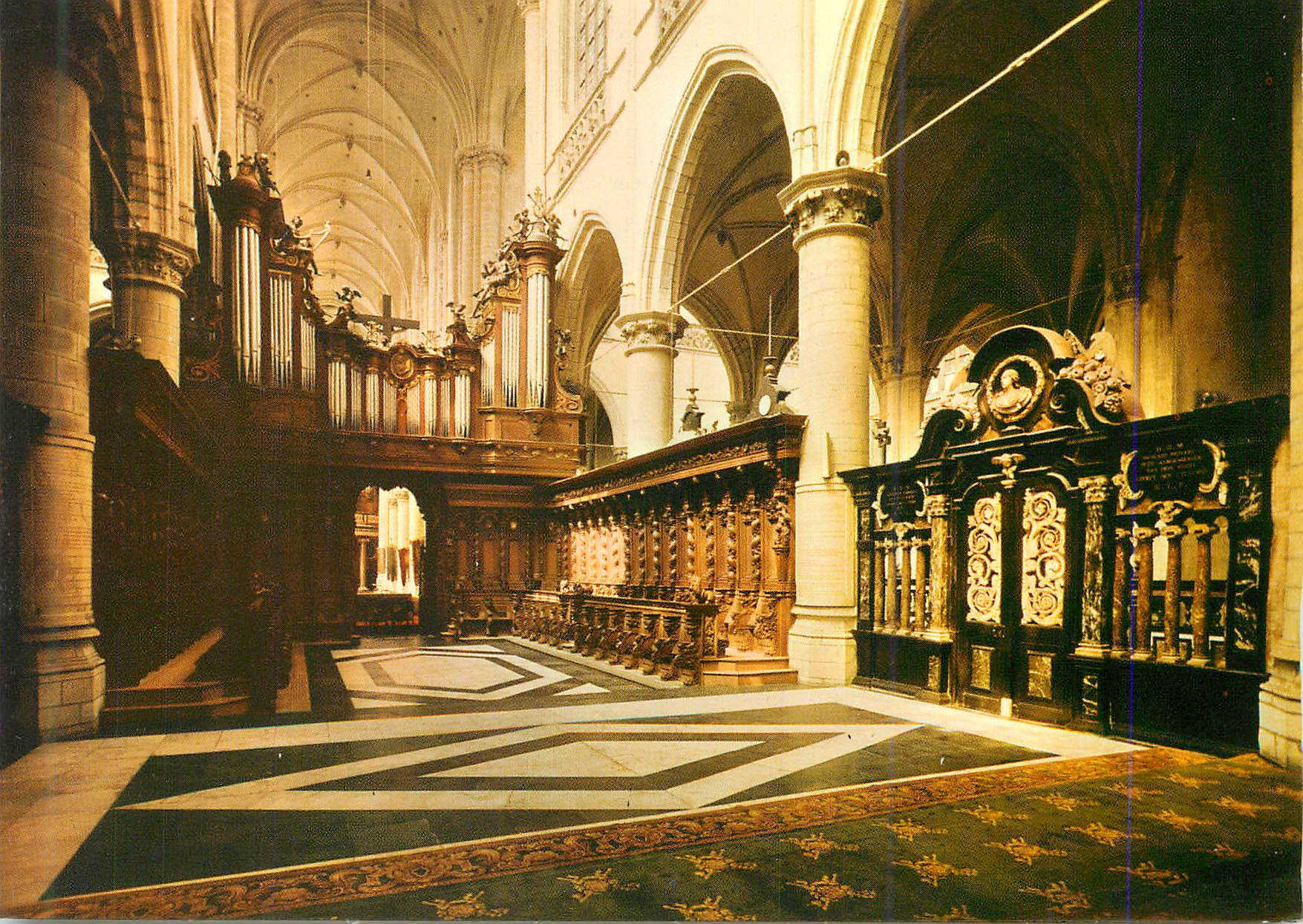 Intérieur de la cathédrale — vue du chœur et de l'orgue — éditeur inconnu, n° de série non lisible