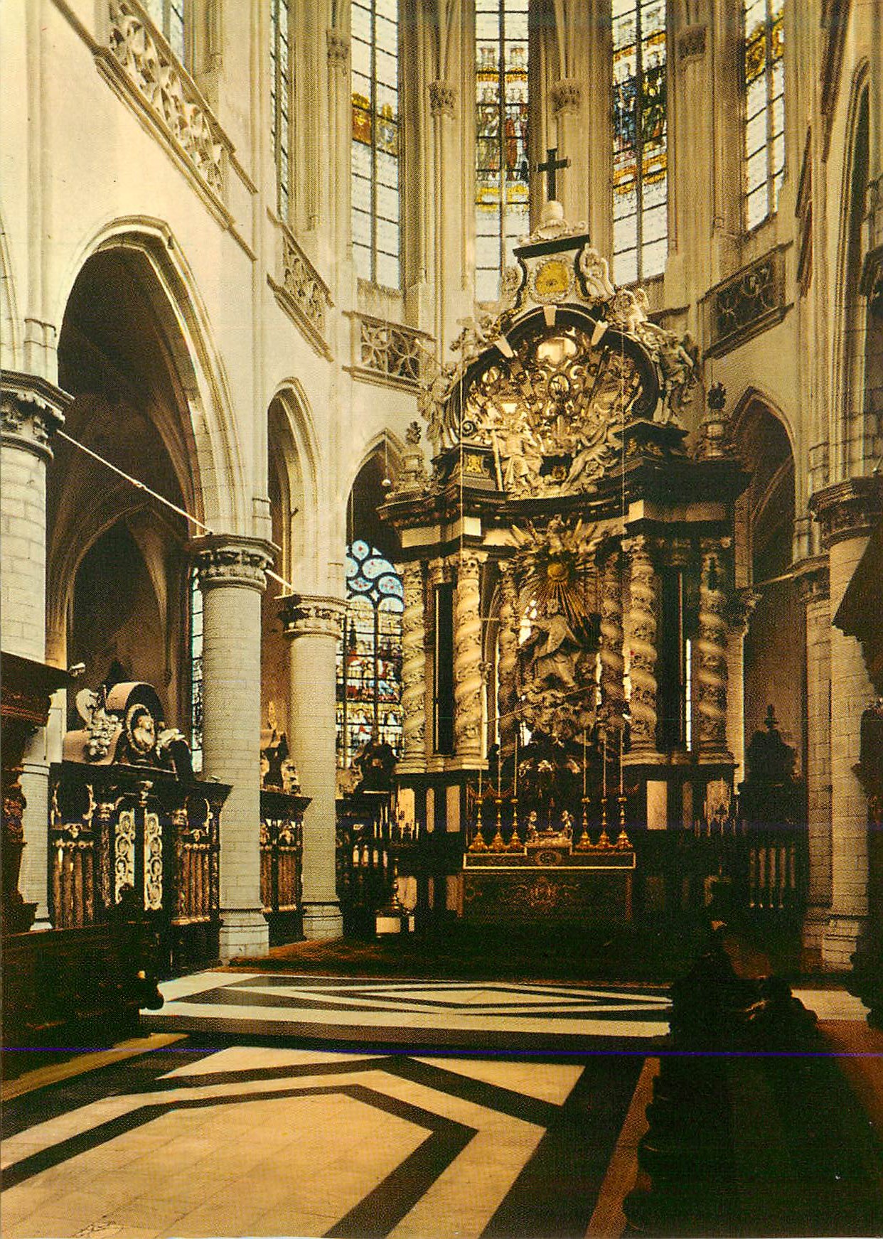 Intérieur de la cathédrale — vue du chœur et de l'autel principal — éditeur non identifié