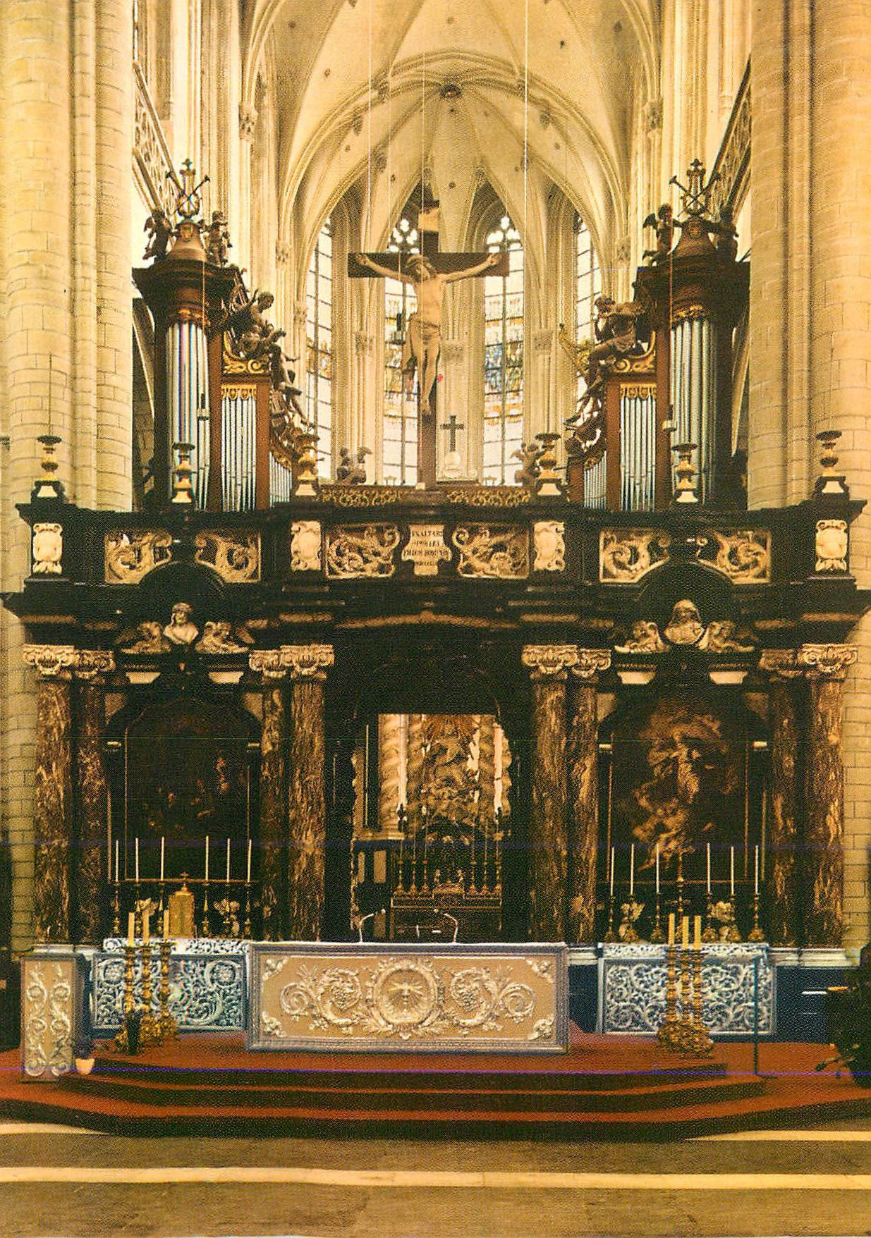 Intérieur de la cathédrale — chœur et autel — éditeur non visible