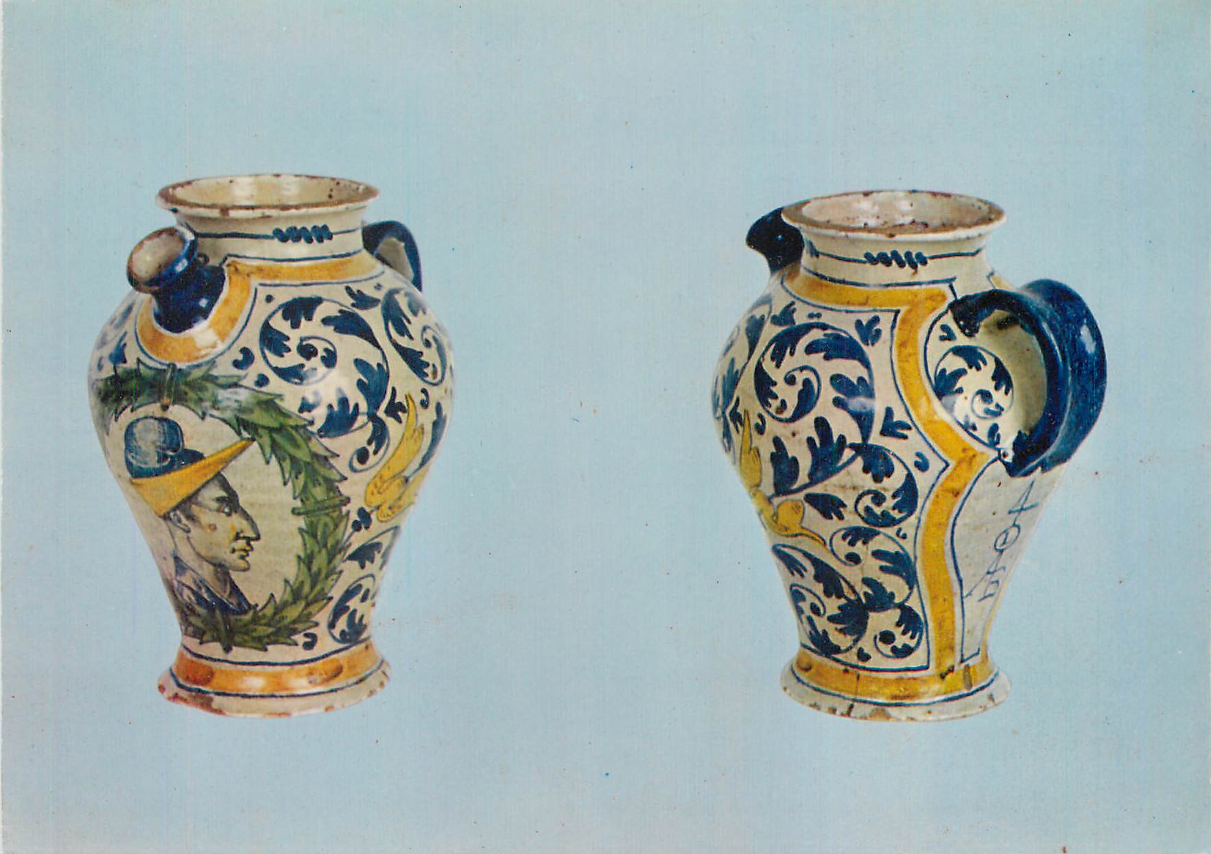 Deux vases céramiques décorés — motifs floraux et portrait — éditeur inconnu, n° de série 'D1-04' visible