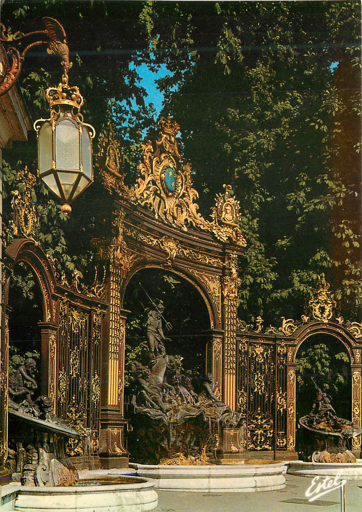 CPM Nancy (Meurthe et Moselle) PLace Stanislas (1752 1756) La Fontaine de Neptune Oeuvre du Sculpteur nimois Barthelemy 