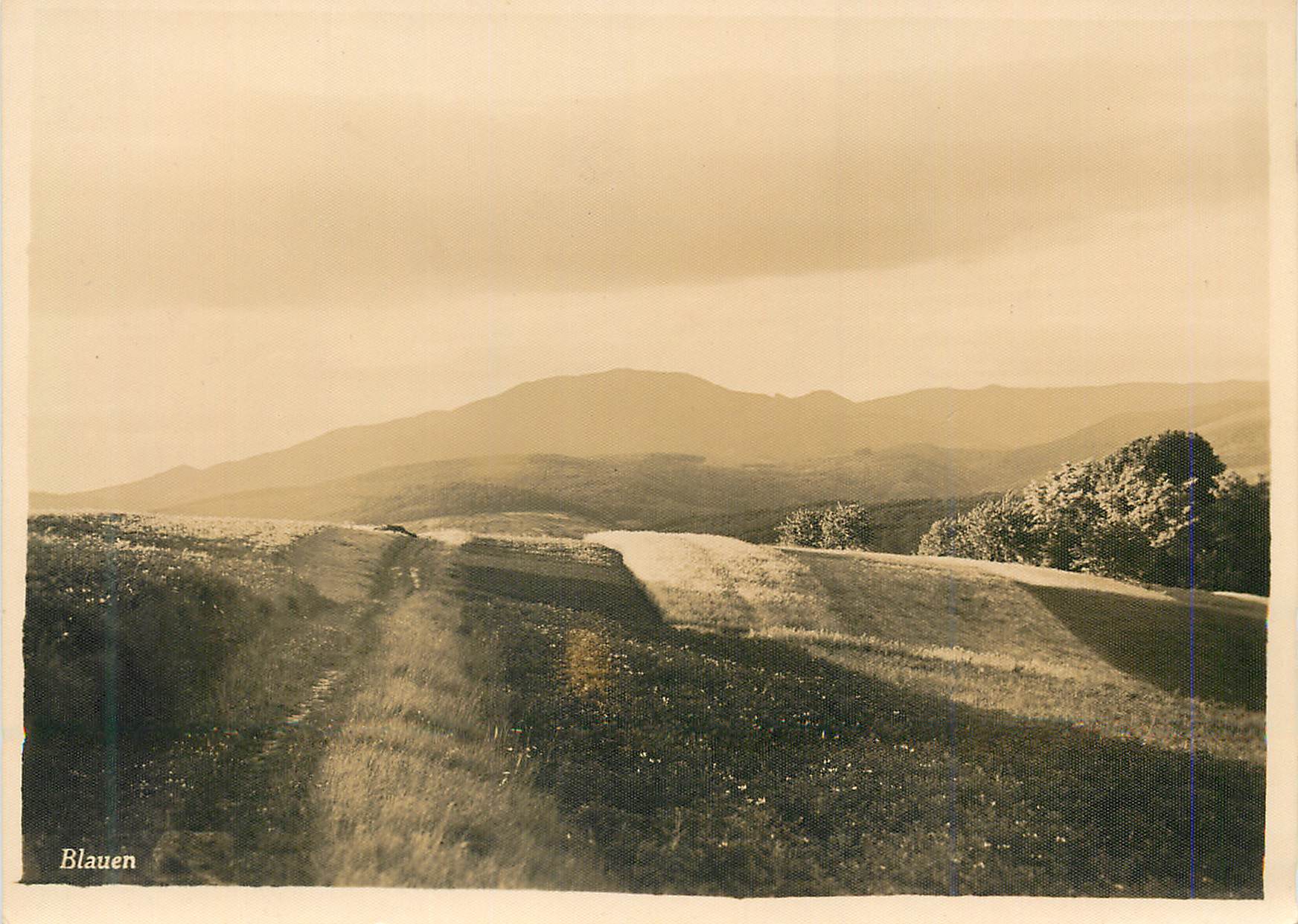 Blauen — paisaje de montañas y campos — Blauen