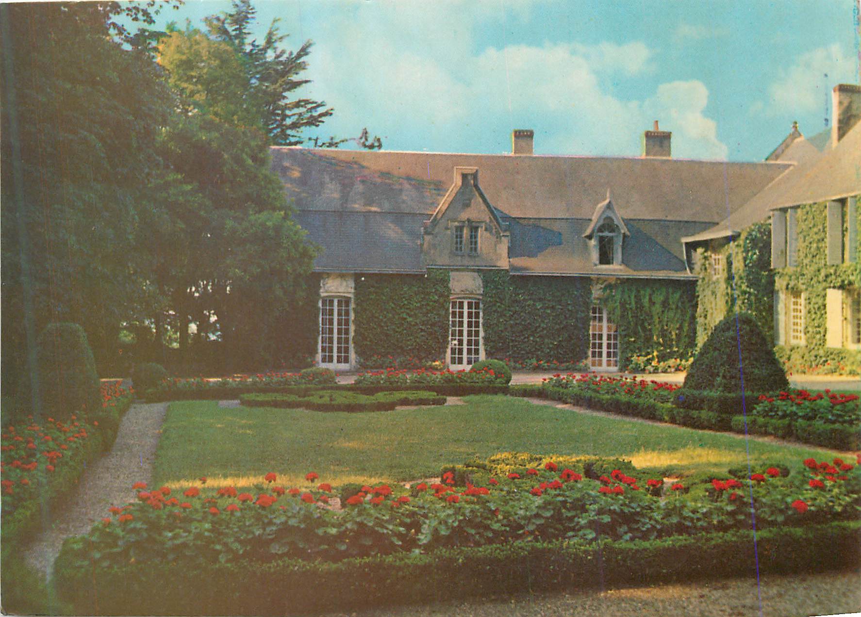 CPM Pougues les Eaux (Nievre) Chateau de Mimont Un aspect du Chateau (Epoque Restauration) et le Jardin a la Fancaise