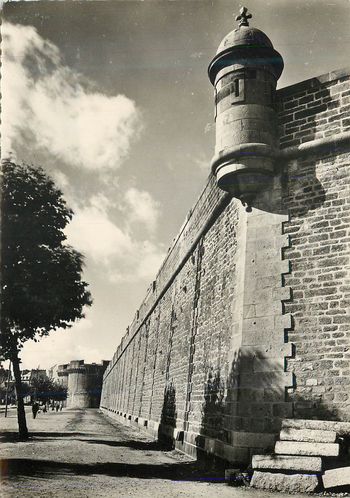 Mur et tour de la Citadelle de Lille — vue en noir et blanc — éditeur inconnu