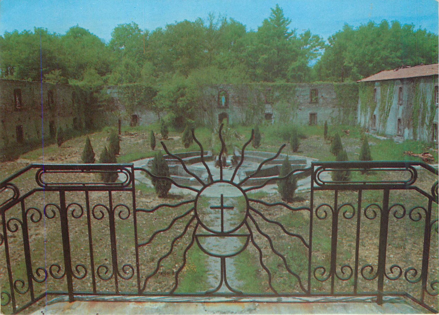 CPM Tarasteix (Htes Pyrenees) Notre Dame de L'Esperance Vue Cour Interieure