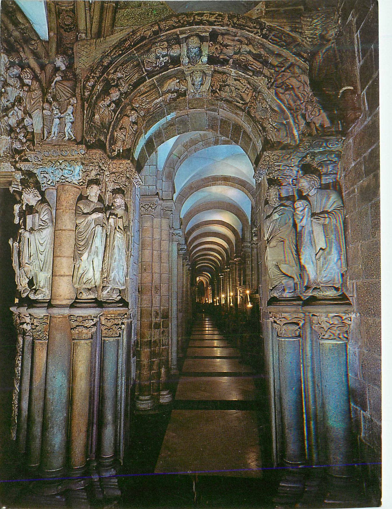 Couloir de la cathédrale de Porto — détails sculptés — éditeur non visible