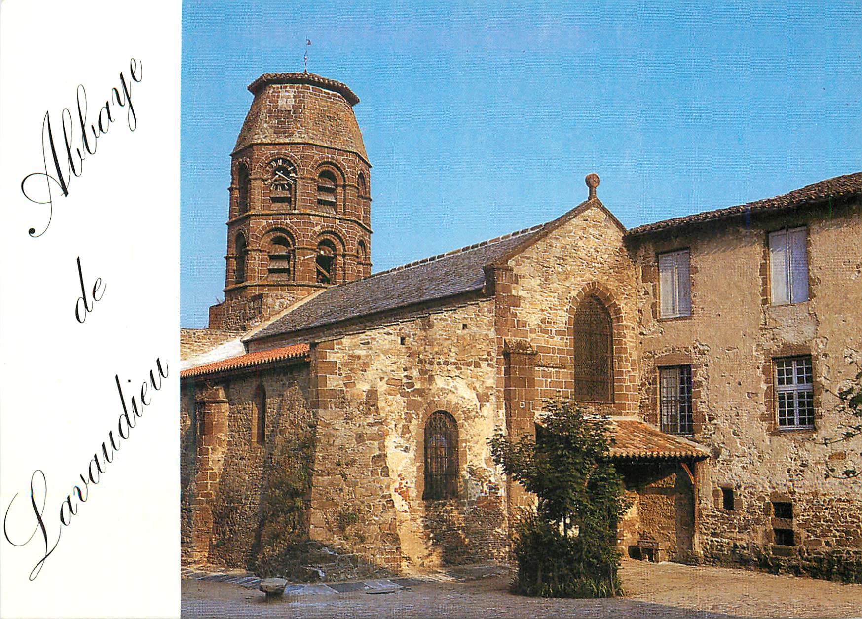 CPM Abbaye de Lavaudieu (Haute Loire) Alt 450 m Abbaye XIIe Siecle avec son clocher Octogonal