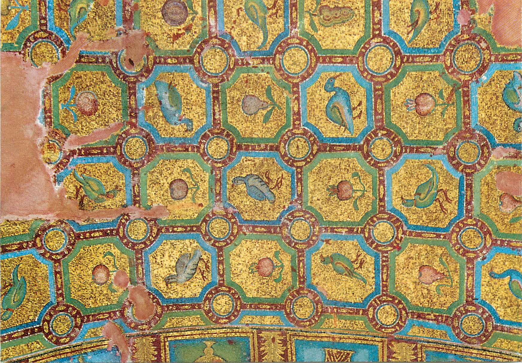 Mosaïque dorée ornée de motifs floraux et d'oiseaux — détail — sans éditeur ni numéro visible