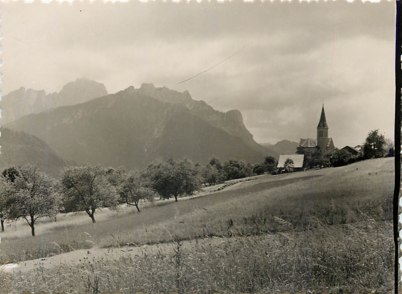 Vue de montagne avec église — Alpes françaises — éditeur inconnu