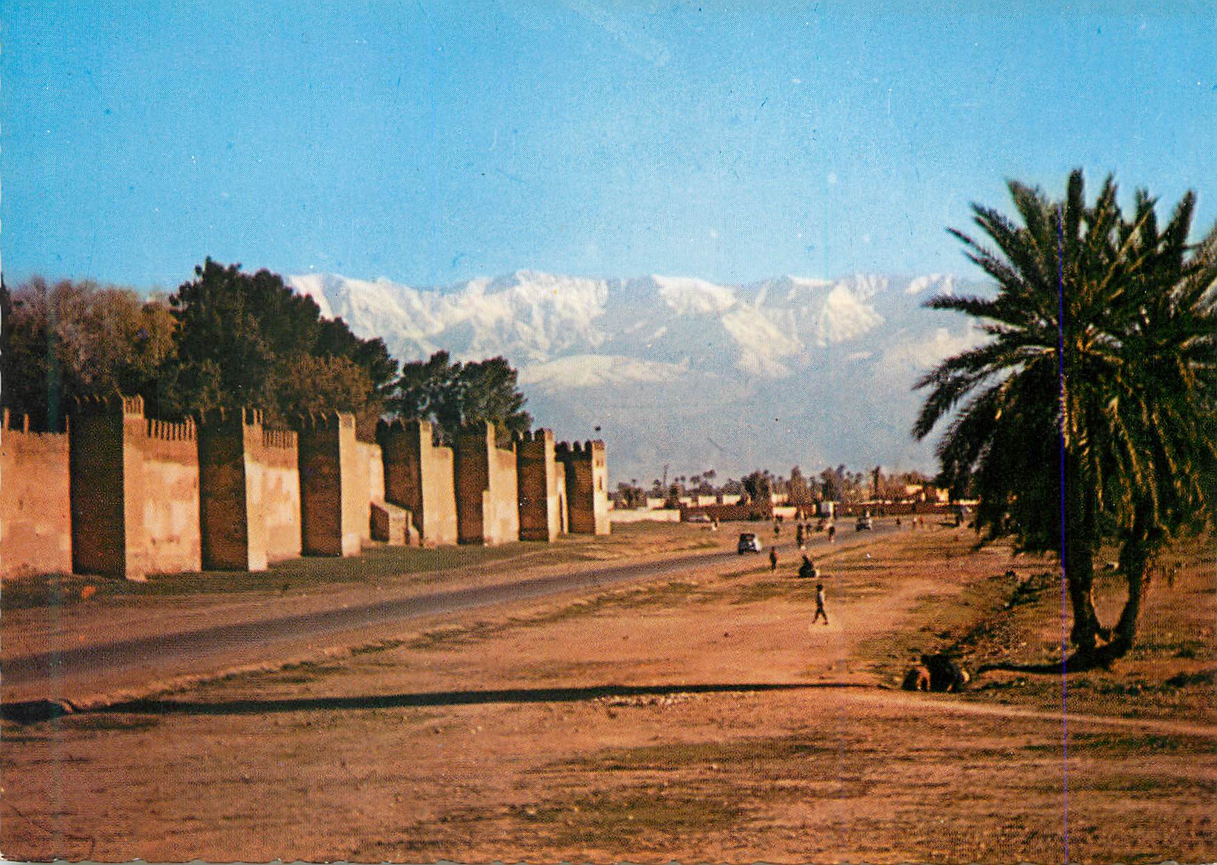 CPM Marrakech Le Maroc Pittoresque Le Long des Remparts